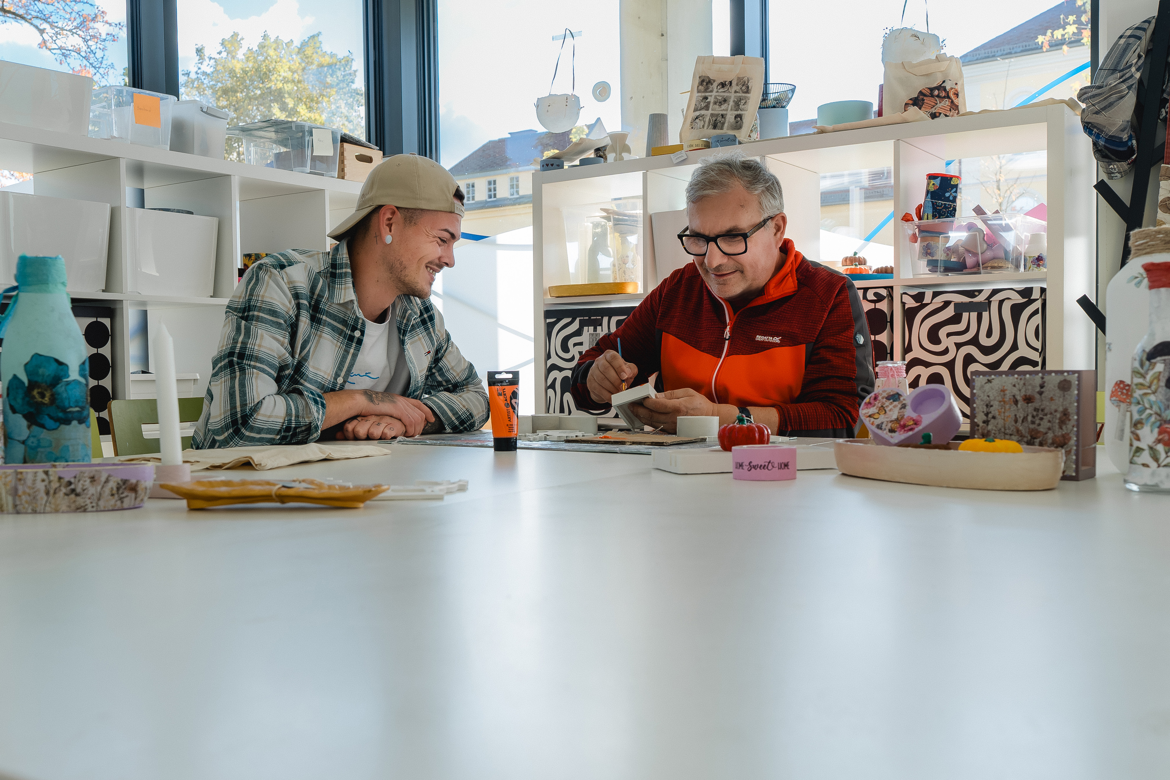 Simon bei der Kreativ-Arbeit in der Stadtwerkstatt hi Harbach Klagenfurt