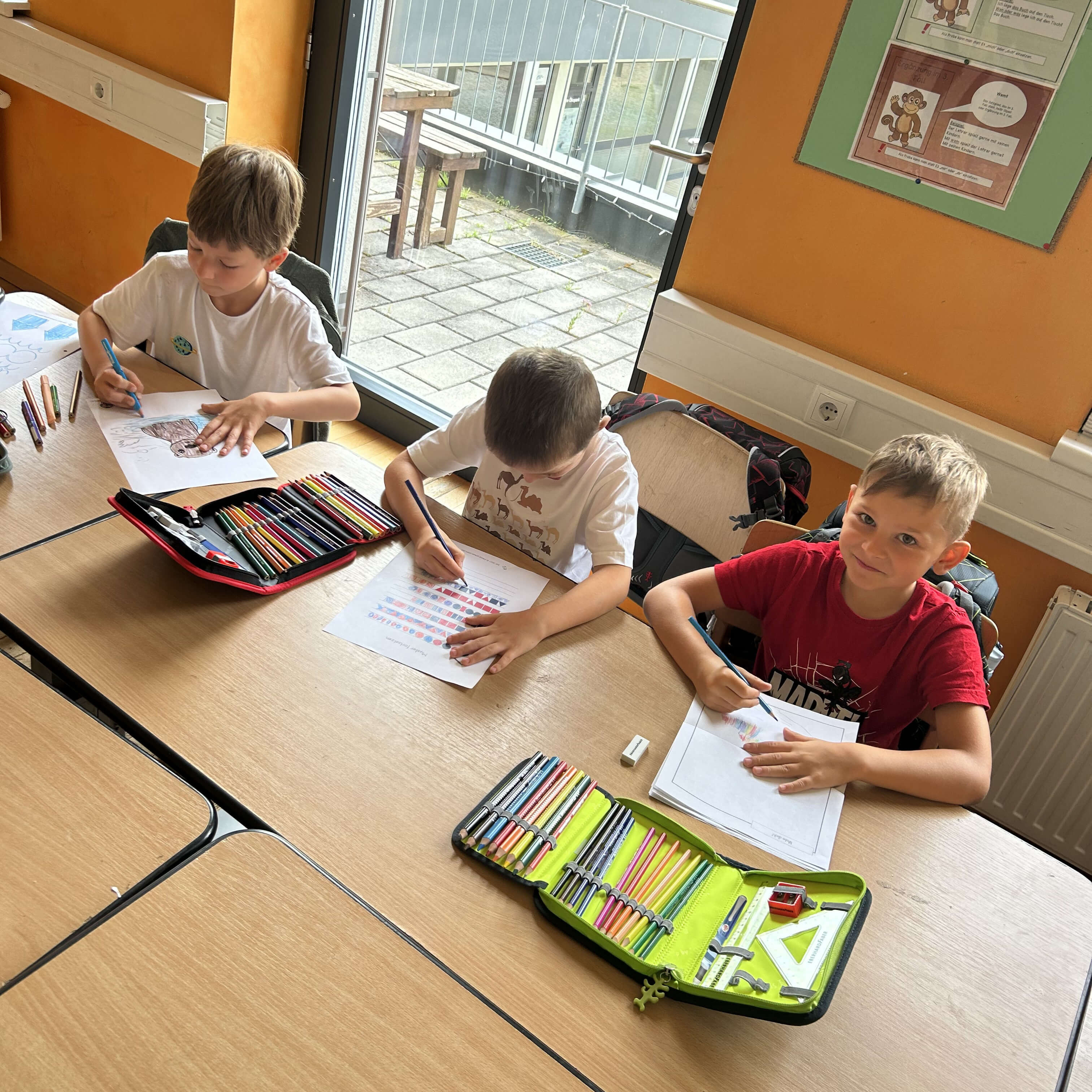 Schulkinder beim Malen