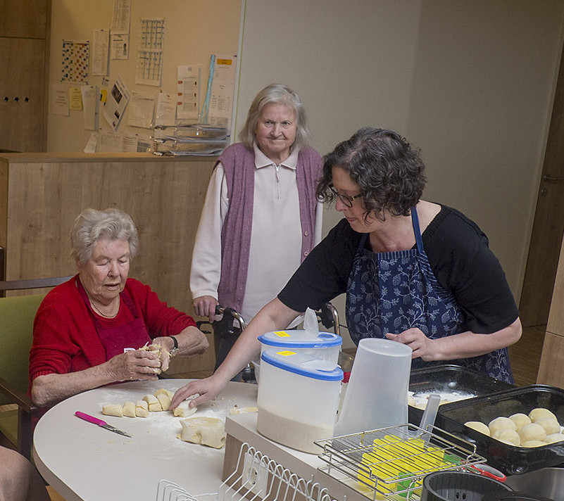 Unsere Alltagsmanager:innen kochen jeden Tag direkt in den Hausgemeinschaften, die Bewohner:innen sind eingeladen mitzuhelfen
