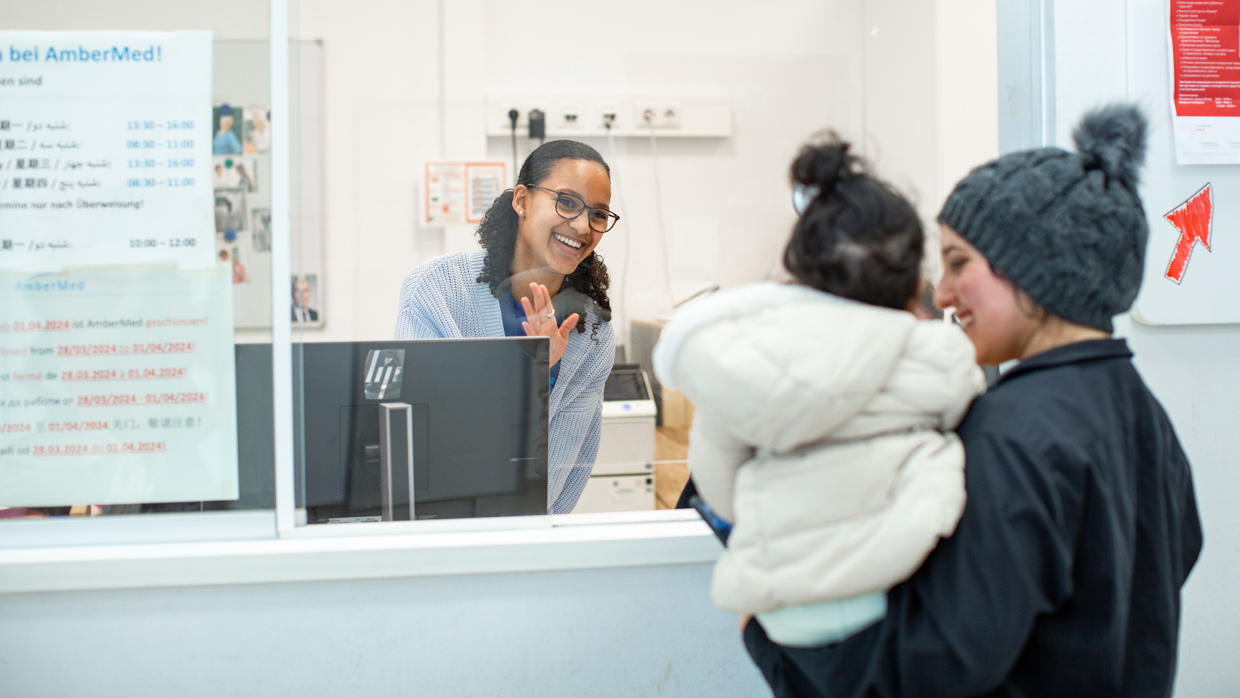 Eine Frau und ein Kind bei der AmberMed-Rezeption