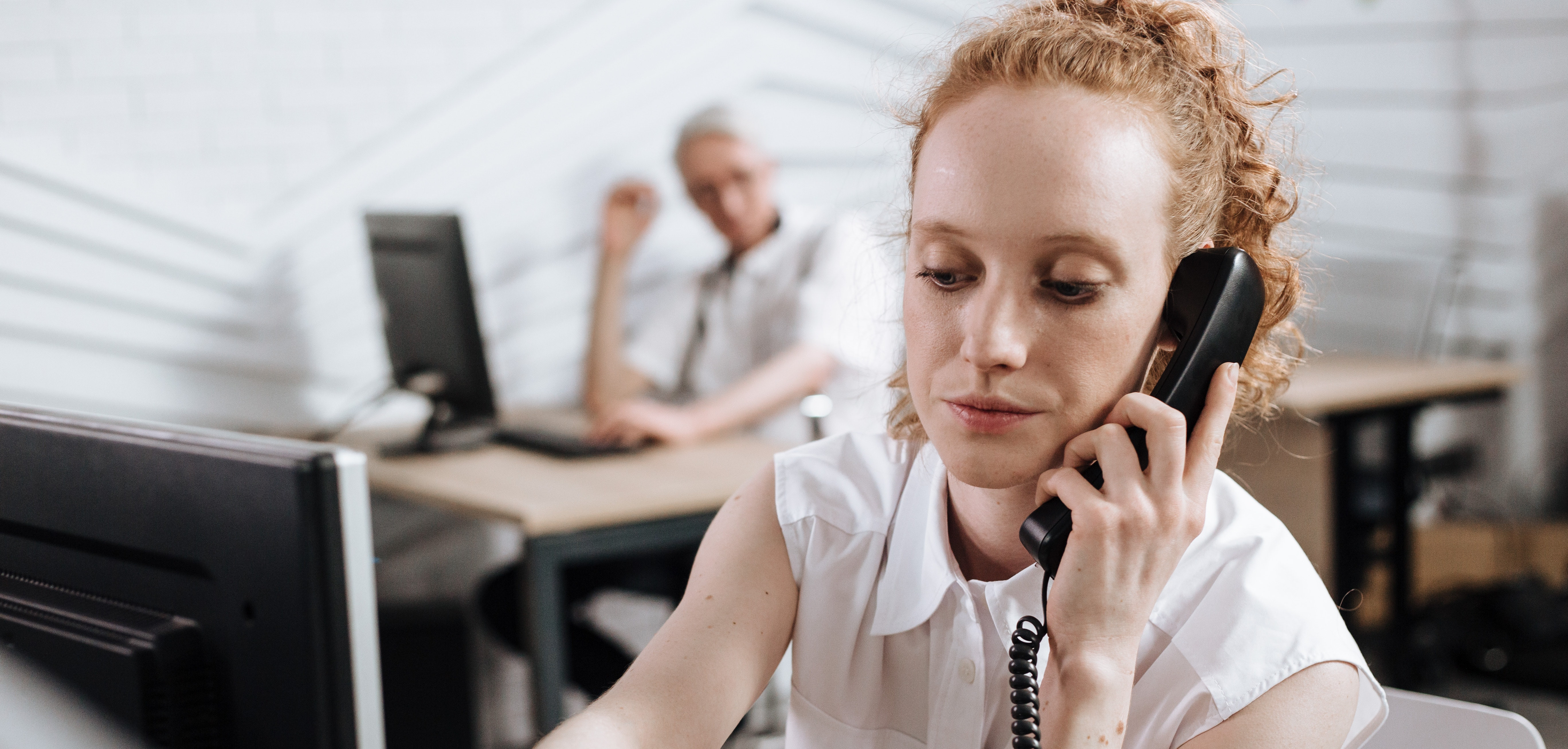 Eine Frau spricht am Telefon mit einer anderen Person