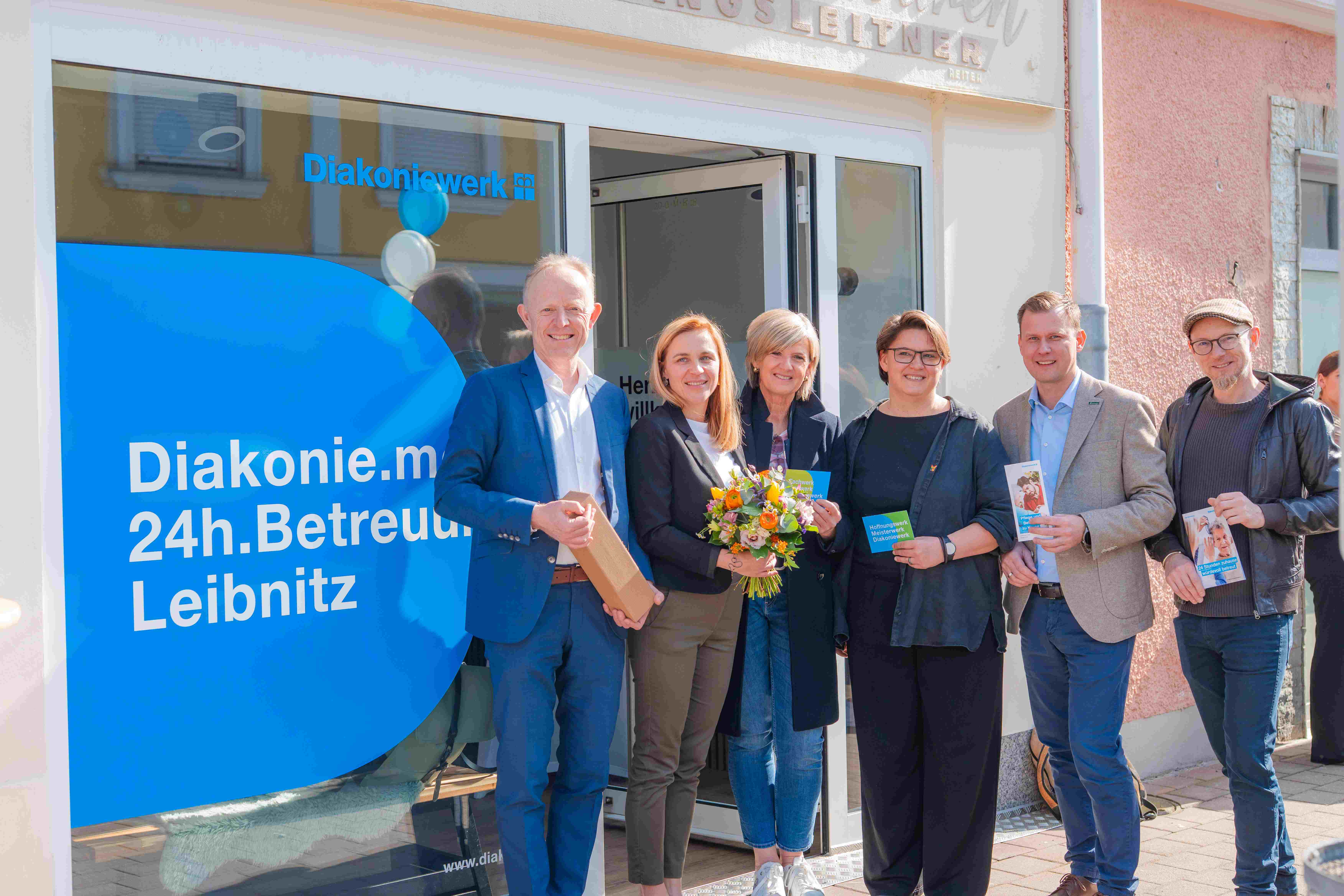 v.l.n.r.: Michael König (Geschäftsleitung Diakoniewerk), Kristin Konduri (Leitung Diakonie.mobil Leibnitz), Astrid Holler (Stadtentwicklung Leibnitz), Pfarrerin Marianne Pratl-Zebinger, Bürgermeister Daniel Kos, Robert Konrad (Sozialinfo Leibnitz)