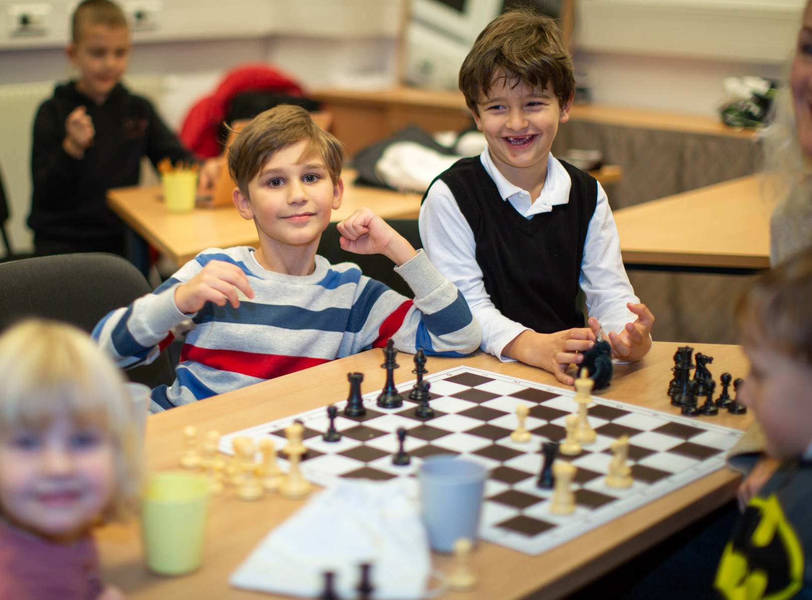 Kinder beim Schachspielen im Beratungszentrum Ukraine