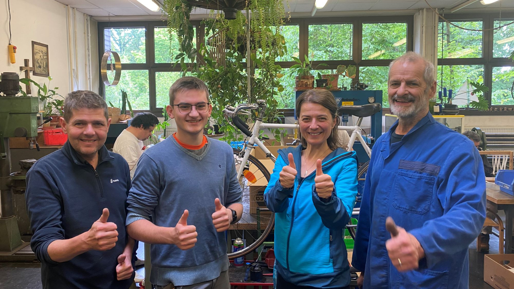 Felix Resch mit dem Werkstätten Team des Diakoniewerks am Linzerberg