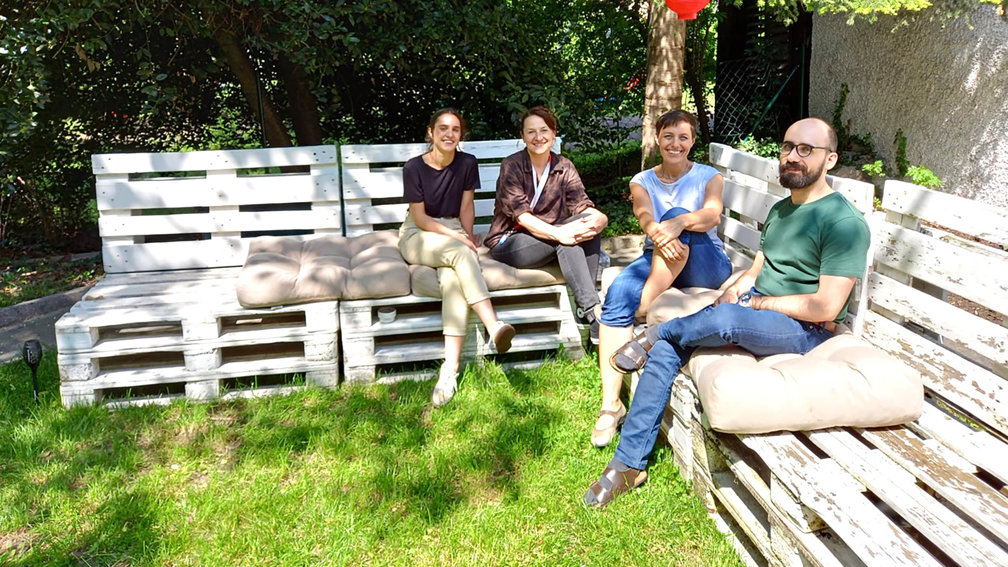Das Team freut sich auf die Zeit im Garten. Beim Bau der Palettenmöbel haben die Jugendlichen der UMF-WG schon fleißig mit angepackt.
