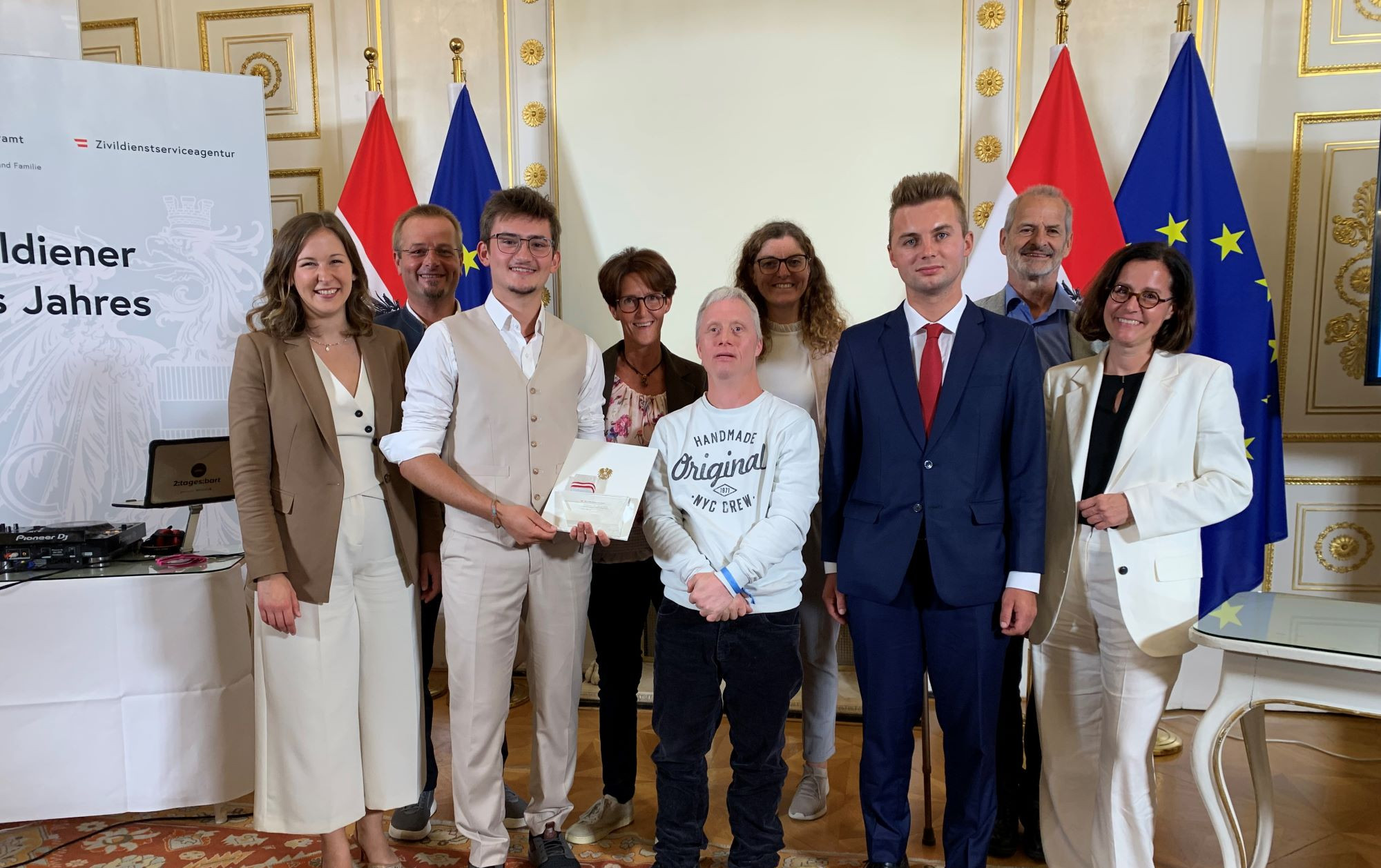 Felix Resch mit Familie, Direktorin der Diakonie Österreich Maria Katharina Moser und Kolleg:innen aus der Werkstätte des Diakoniewerks.