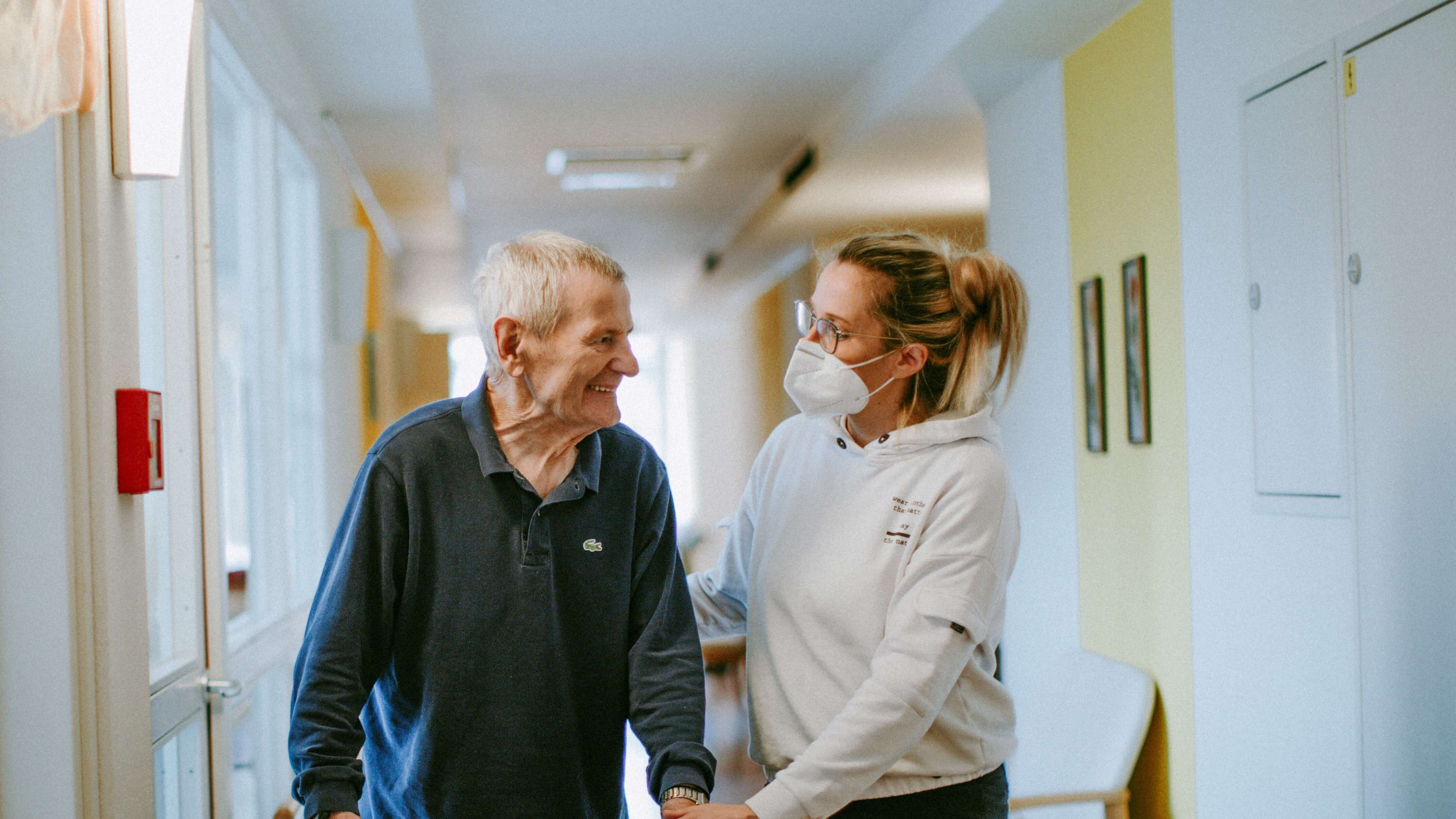 Ein älterer Herr in Pflege mit einer Krankenschwester