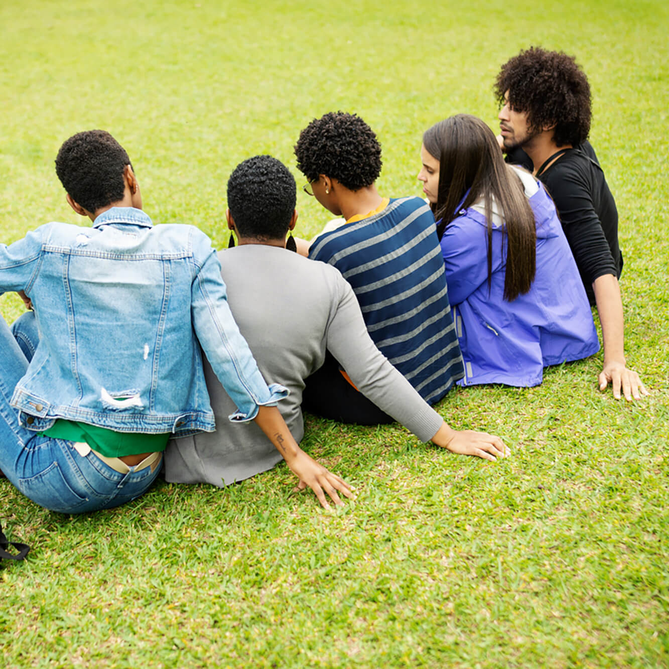 Jugendliche auf einer Wiese