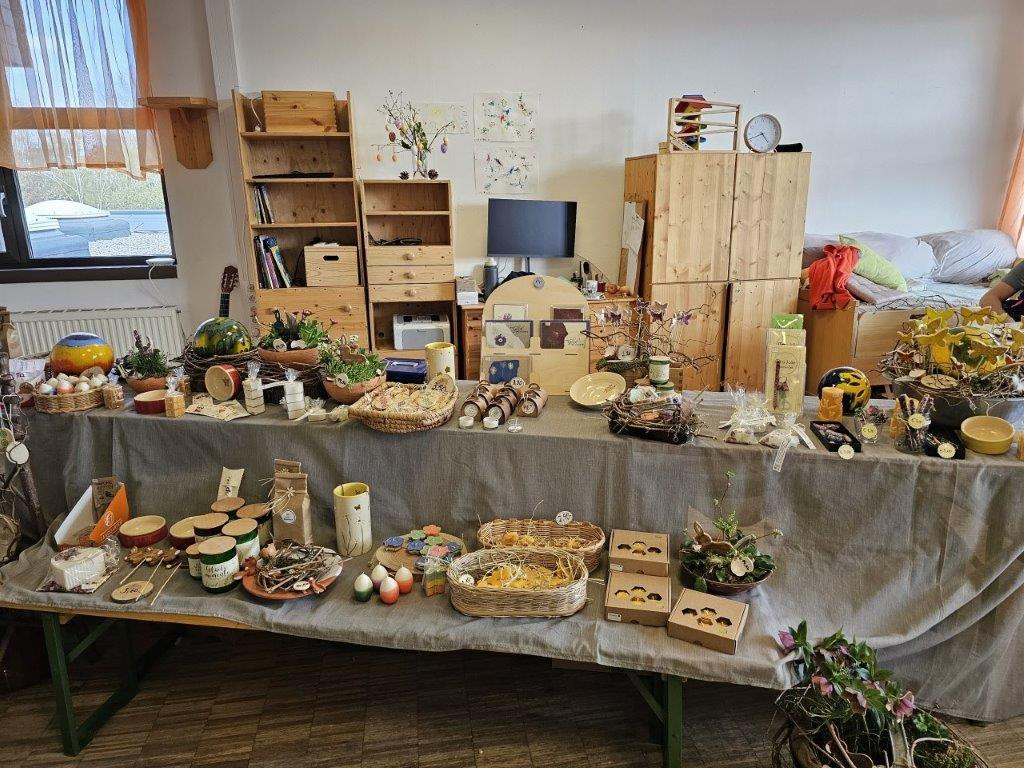 Tisch mit Tischtuch und vielen Dekoartikeln für Ostern