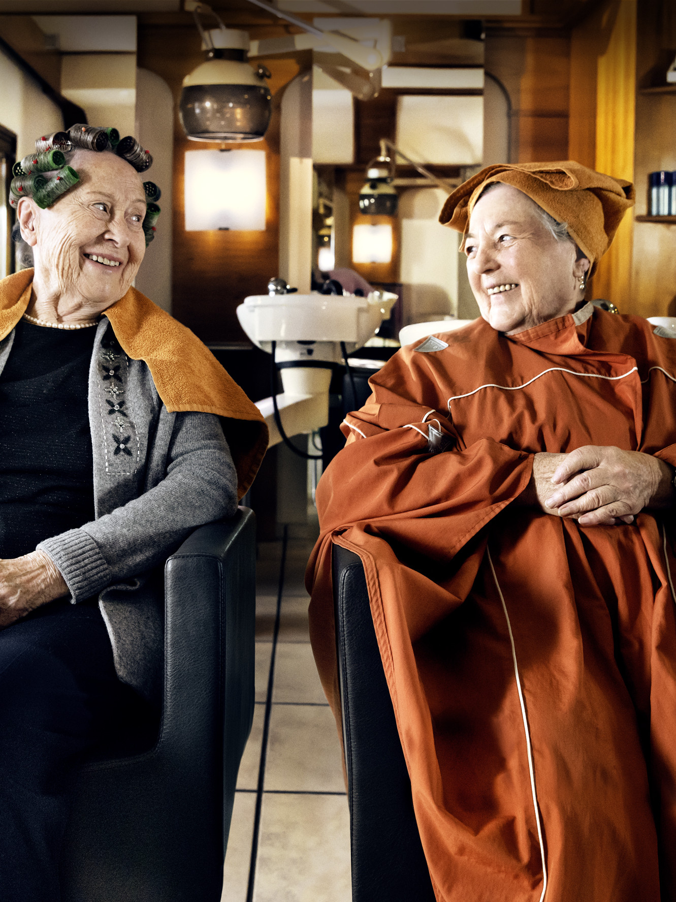 Zwei Frauen beim Friseur.