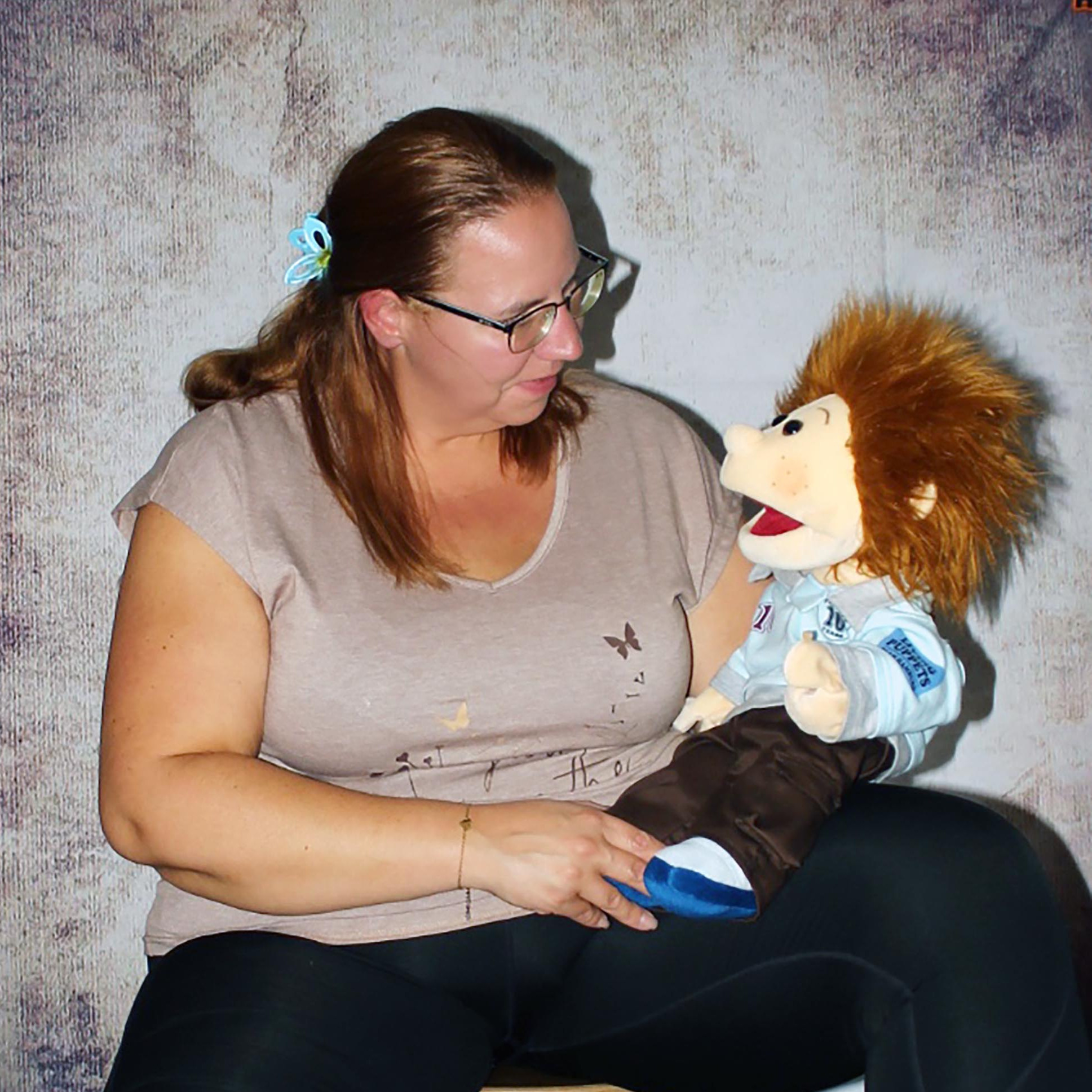 Demenztrainerin Stefanie Eicher mit einer Puppe