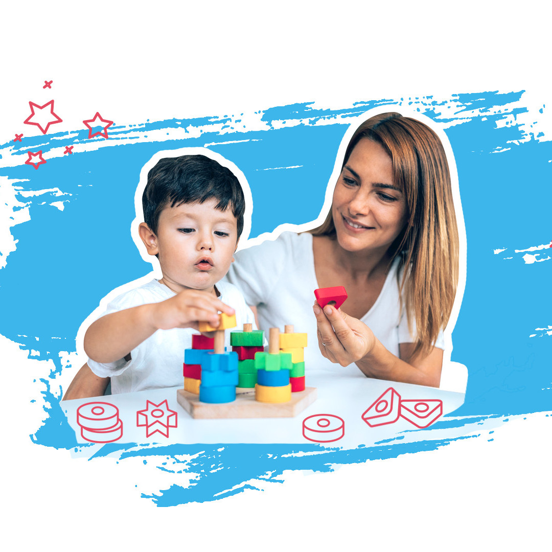 Ein junges Kind und sine Mutter beim spielen mit Bauklötzen