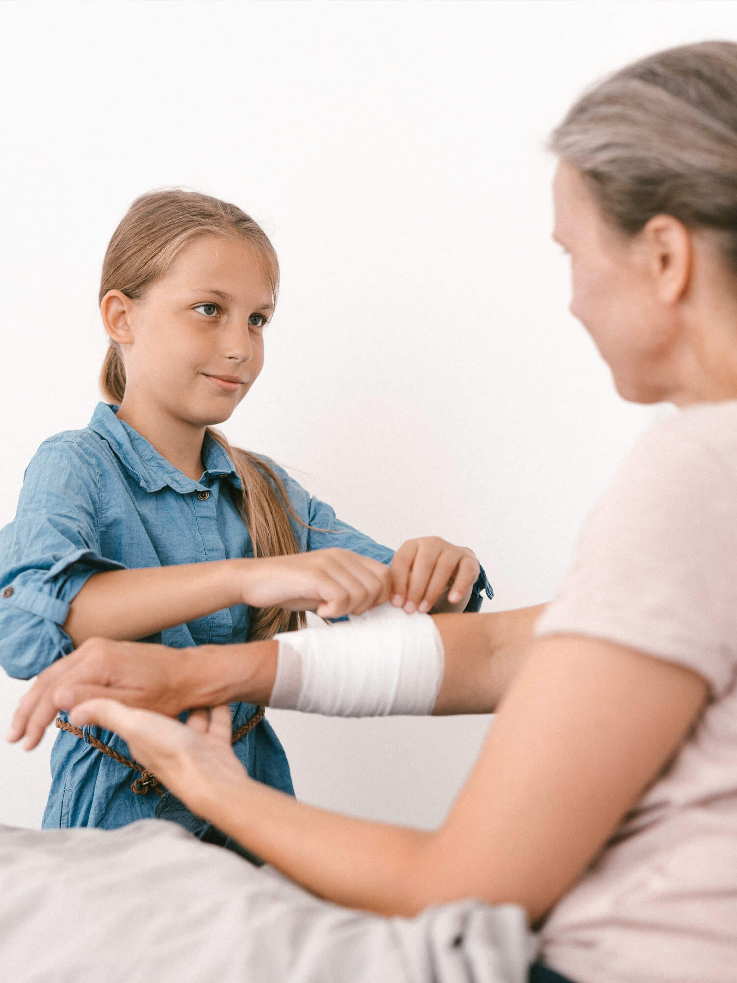 Kinder und Jugendliche unterstützen und pflegen zu Hause ihre Großeltern oder Eltern, kümmern sich um Geschwister und übernehmen Pflichten und Verantwortungen von Erwachsenen.