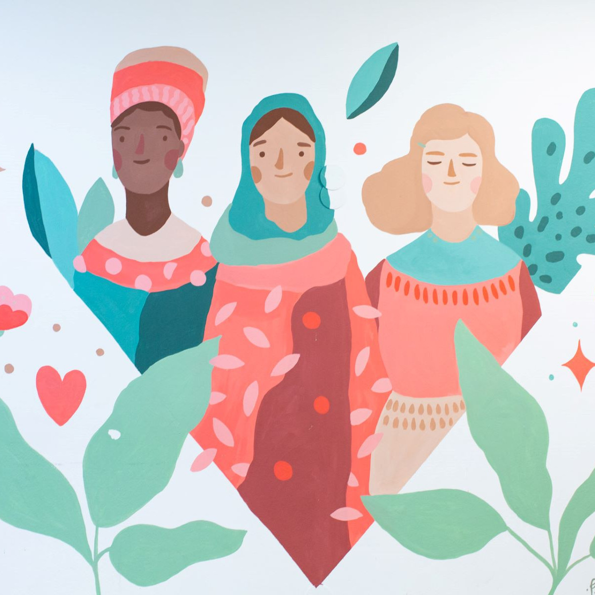 Gemaltes Wandbild mit drei lächelnden Frauen