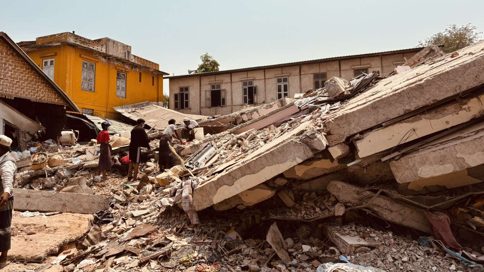 Foto eines vom Erdbeben zerstörten Hauses in Myanmar