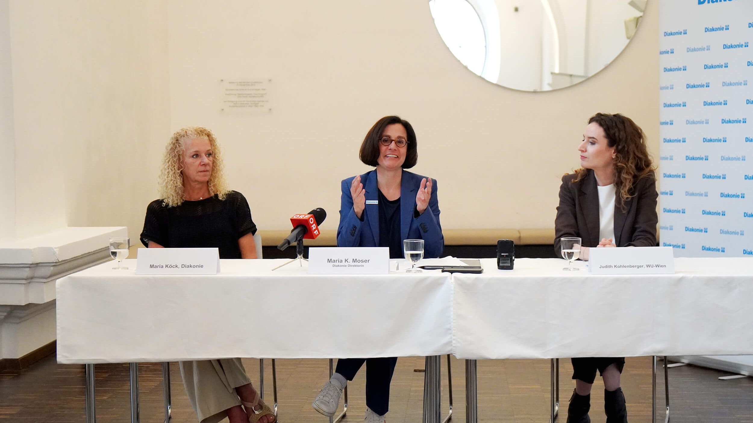 Maria Köck (Diakopnie), Maria Katharina Moser (Diakonie-Direktorin) und Judith Kohlenberger (WU-Wien) am Podium der Pressekonferenz