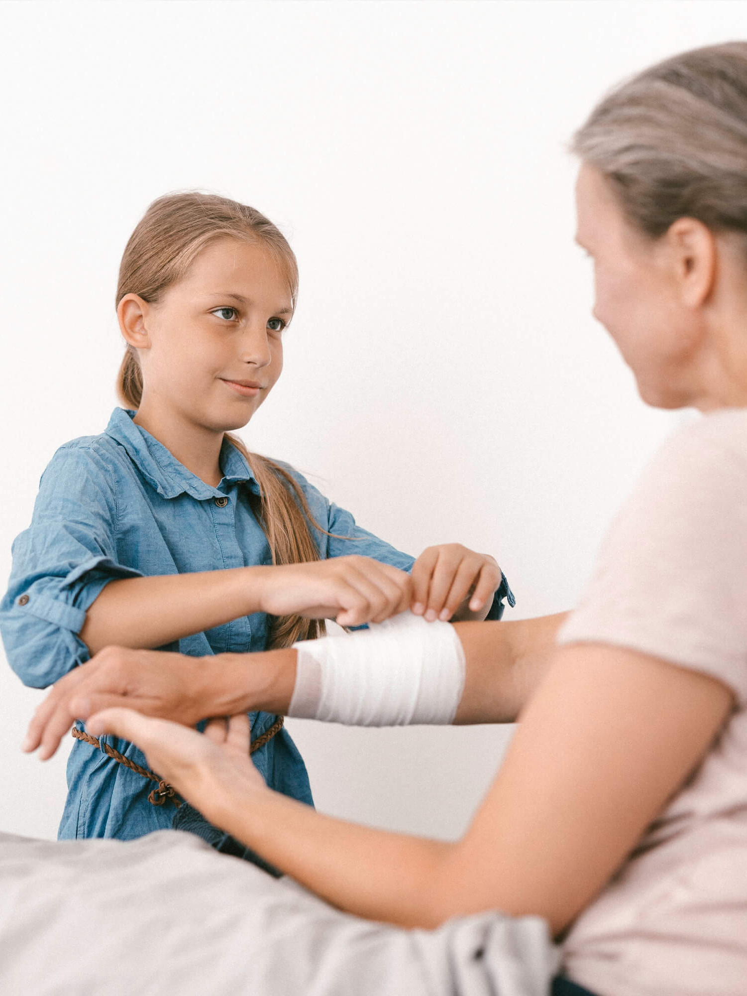 Kinder und Jugendliche unterstützen und pflegen zu Hause ihre Großeltern oder Eltern, kümmern sich um Geschwister und übernehmen Pflichten und Verantwortungen von Erwachsenen.