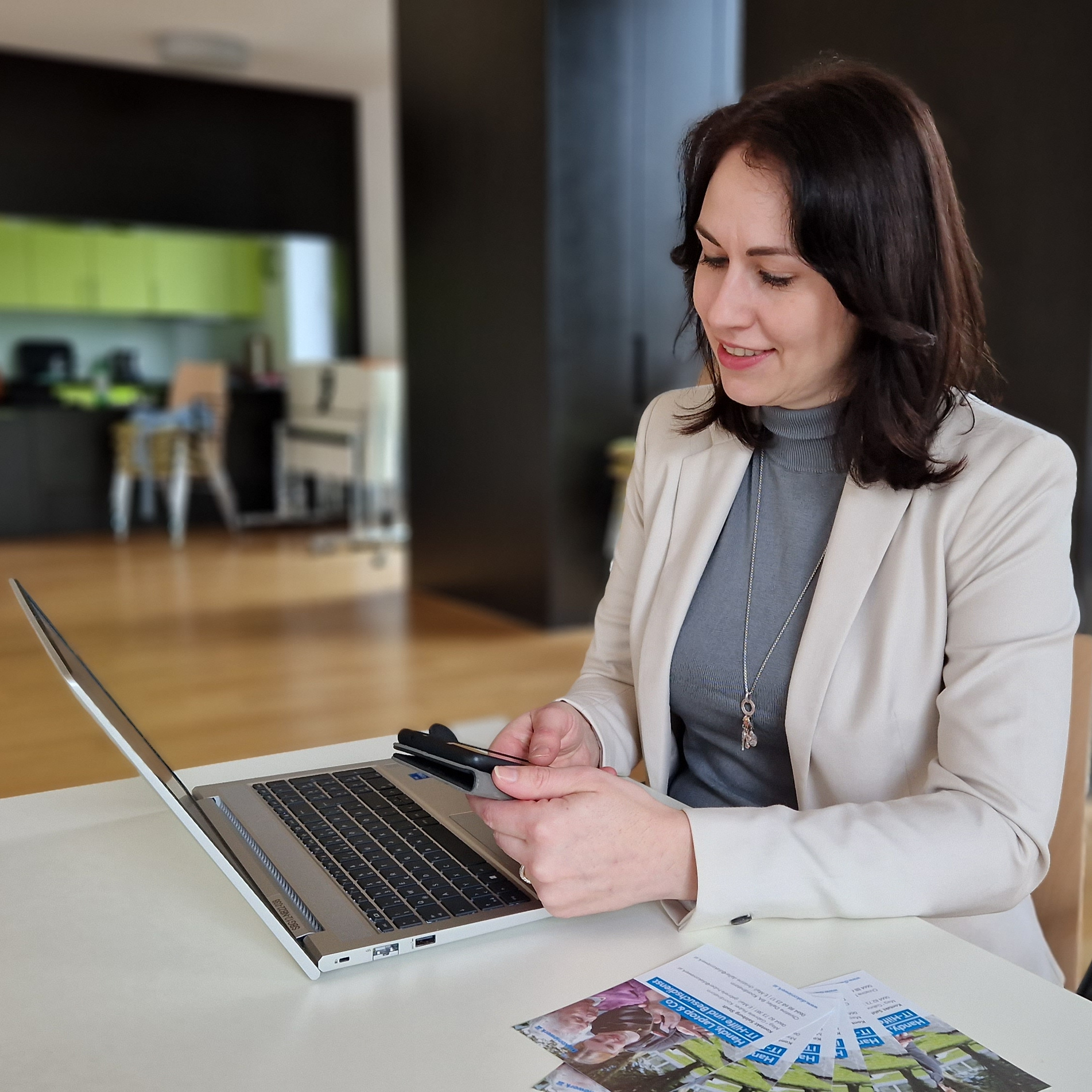Freiwilligenkoordinatorin mit Handy und Laptop