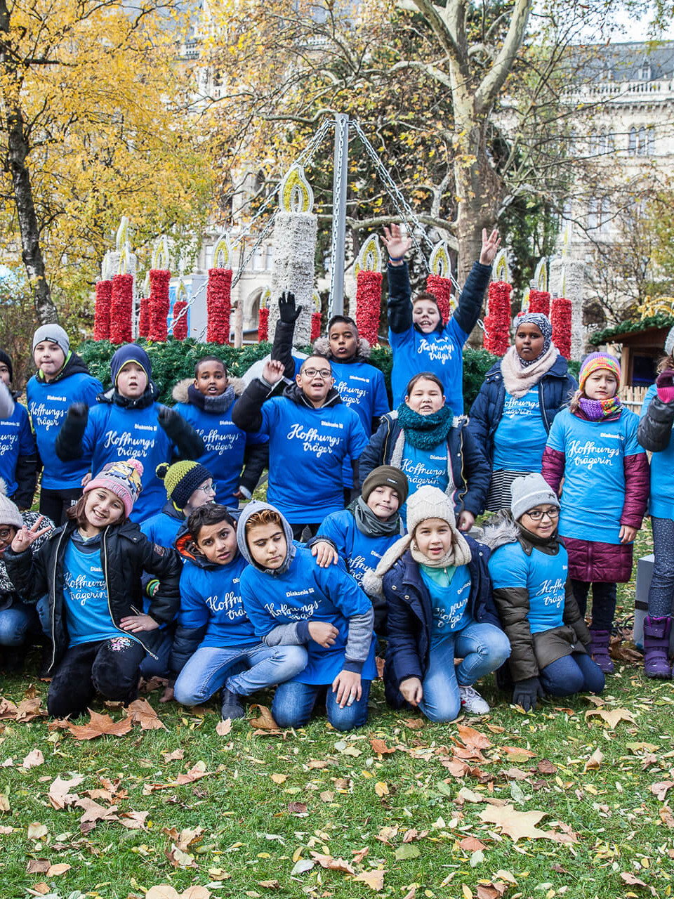 Kinder mit Diakonie-T-Shirts.