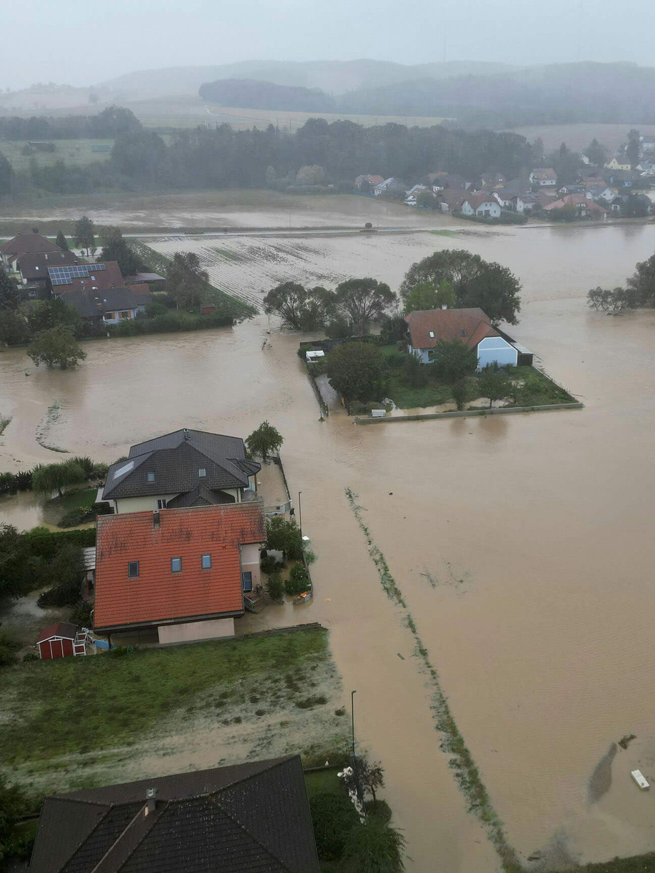 Eine Luftaufnahme eines überfluteten Orts in Niederösterreich.