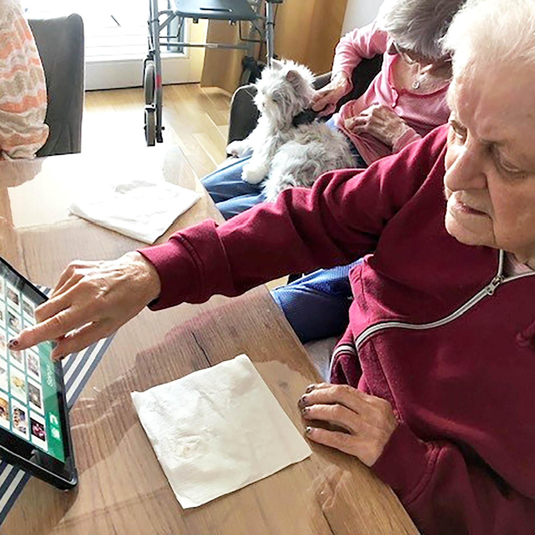 Analoge und digitale Hilfsmittel unterstützen die Senior:innen bei der Kommunikation und helfen bei der Biographiearbeit.