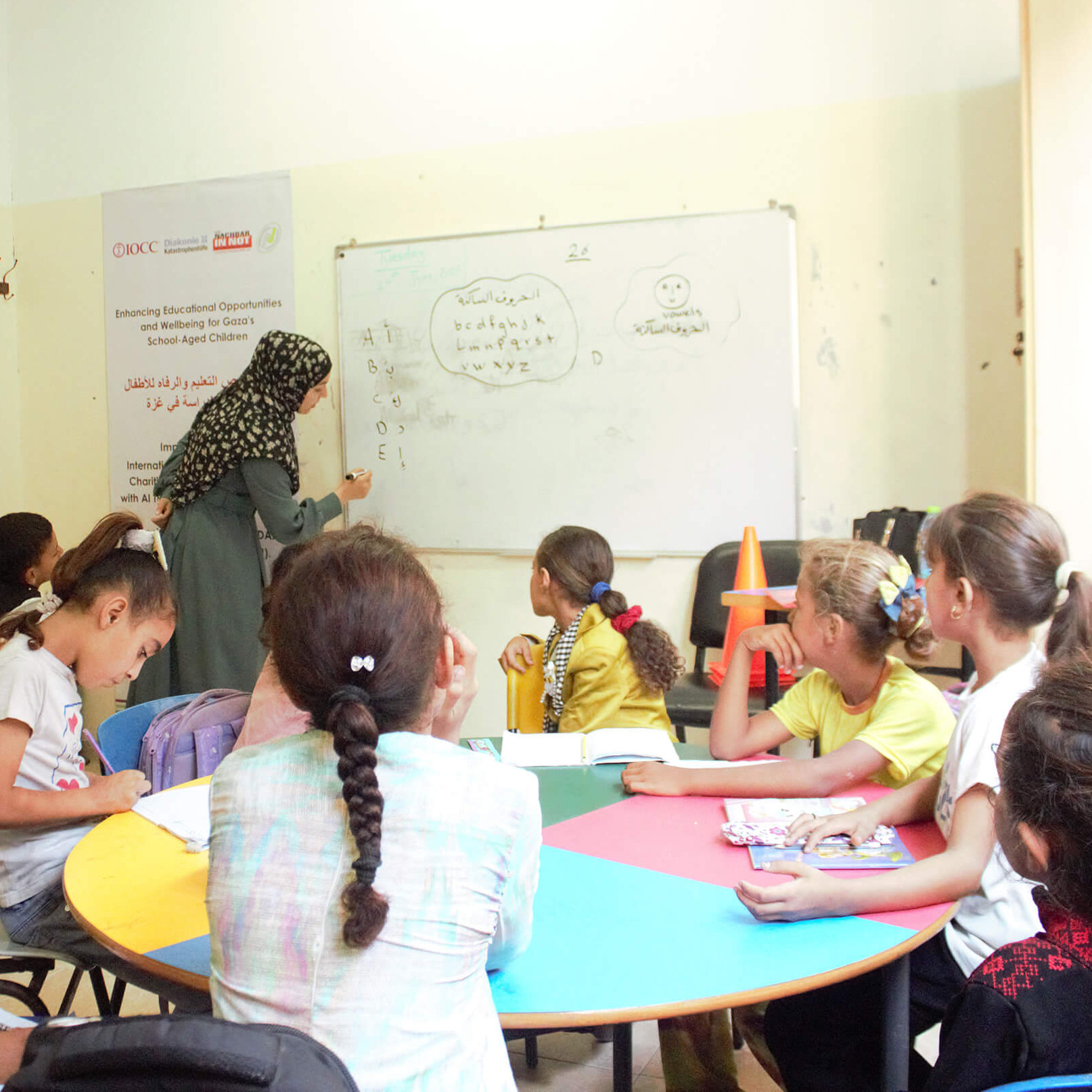 Lernhilfe des Projektpartners IOCC der Diakonie Katastrophenhilfe in Gaza