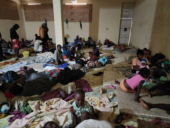 Menschen in einer Notunterkunft nach dem Sturm Melissa