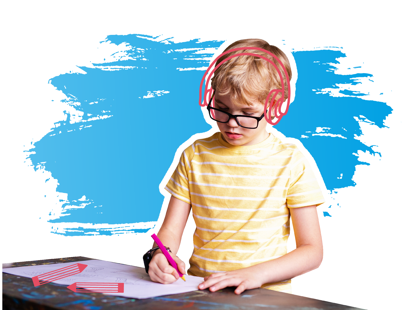 Ein Junge malt etwas auf einem Blatt Papier