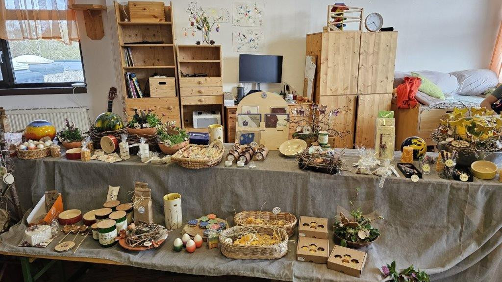 Tisch mit Tischtuch und vielen Dekoartikeln für Ostern