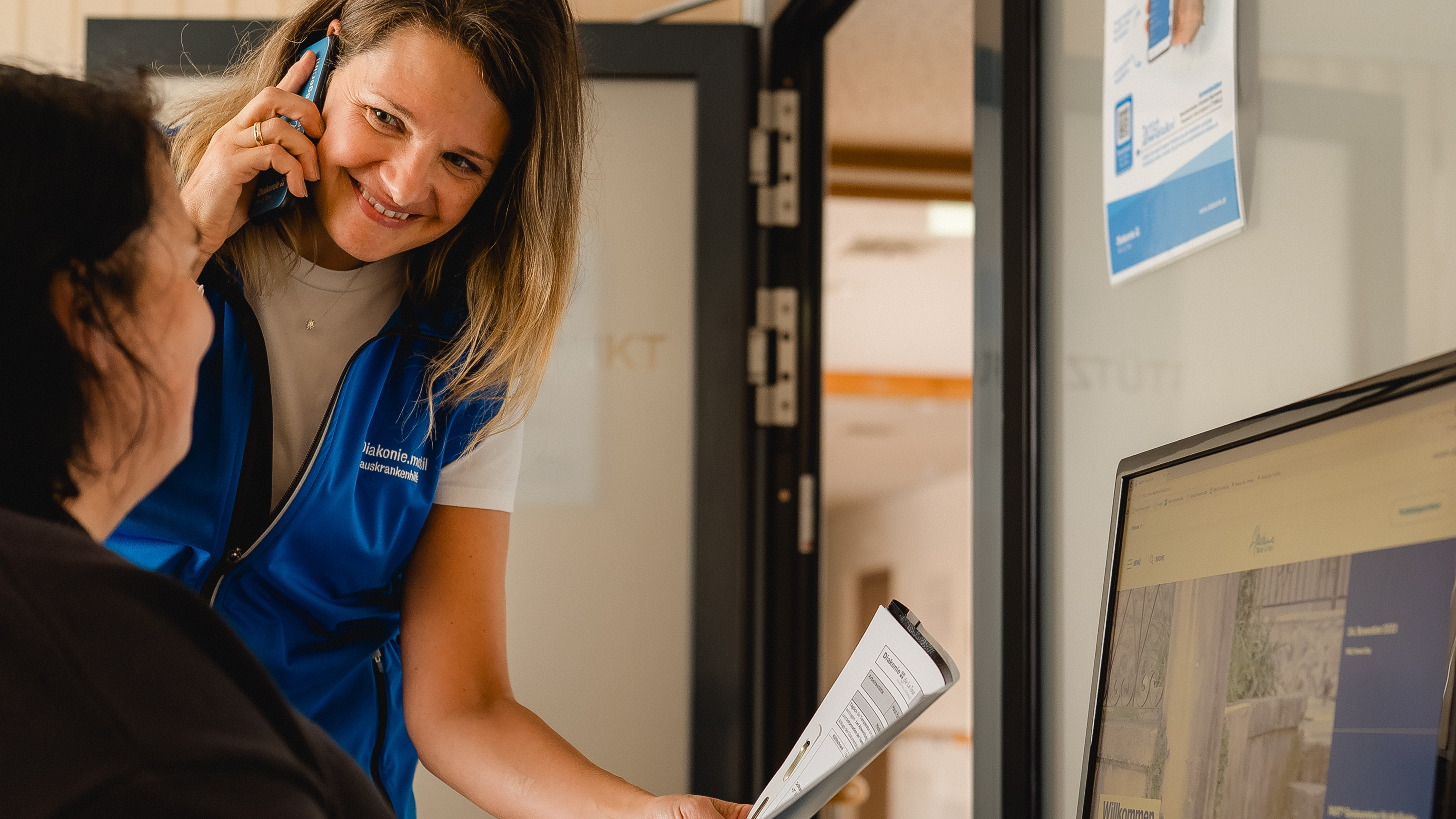 Kolleginnen arbeiten zusammen