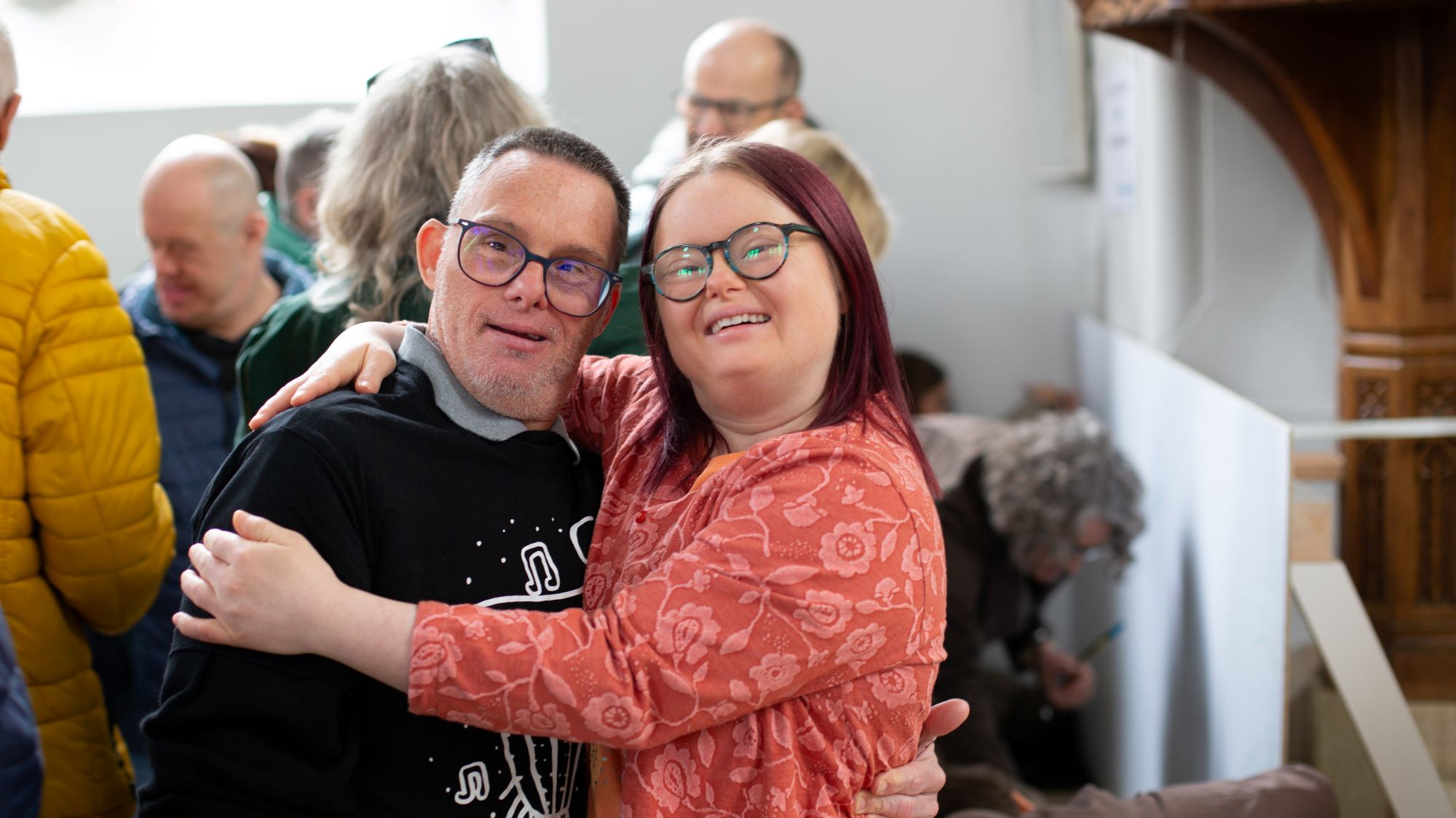Zwei Menschen, die einander umarmen