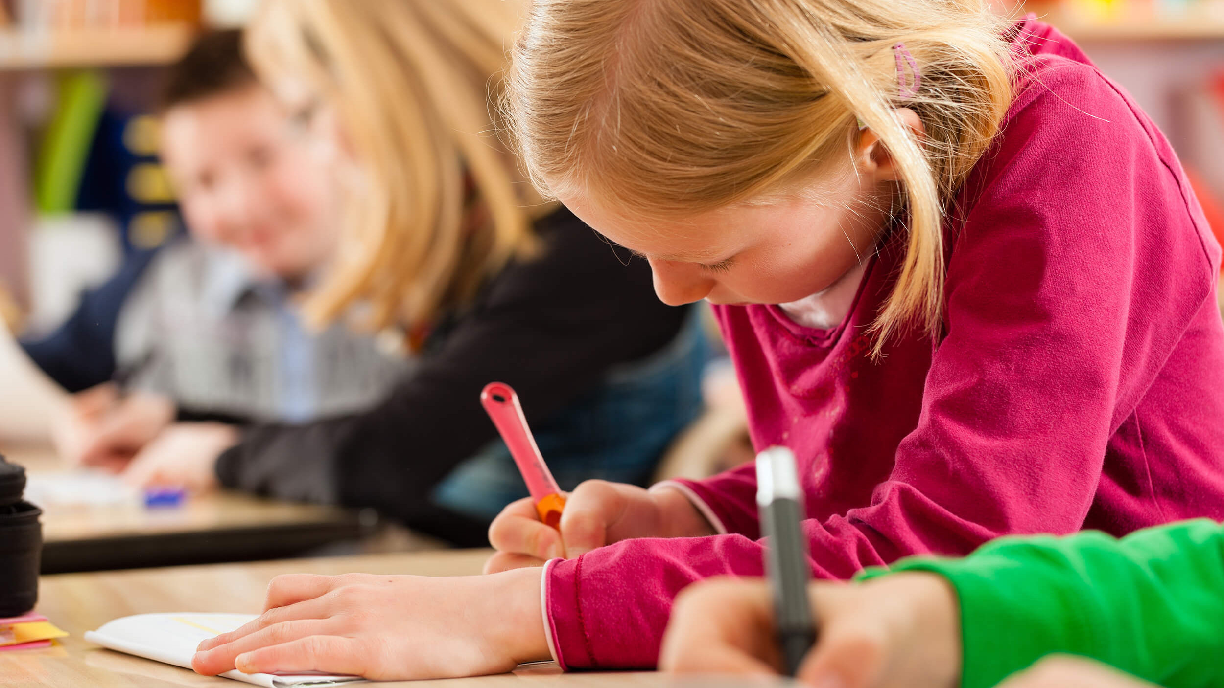 Kinder machen Hausaufgabe