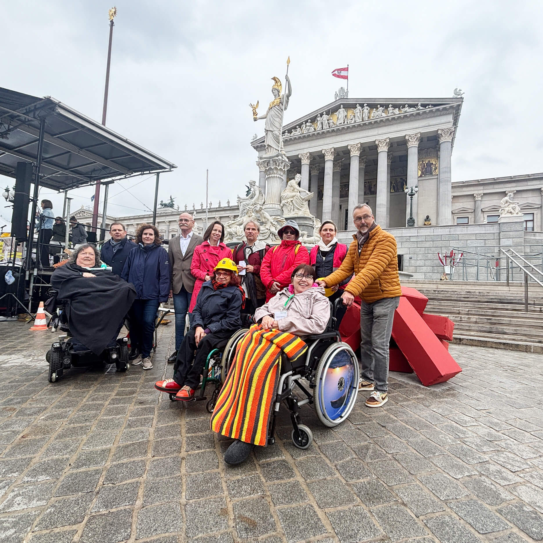 Menschen vor dem Parlament bei der Protestatkion "Baustelle Inklusion"