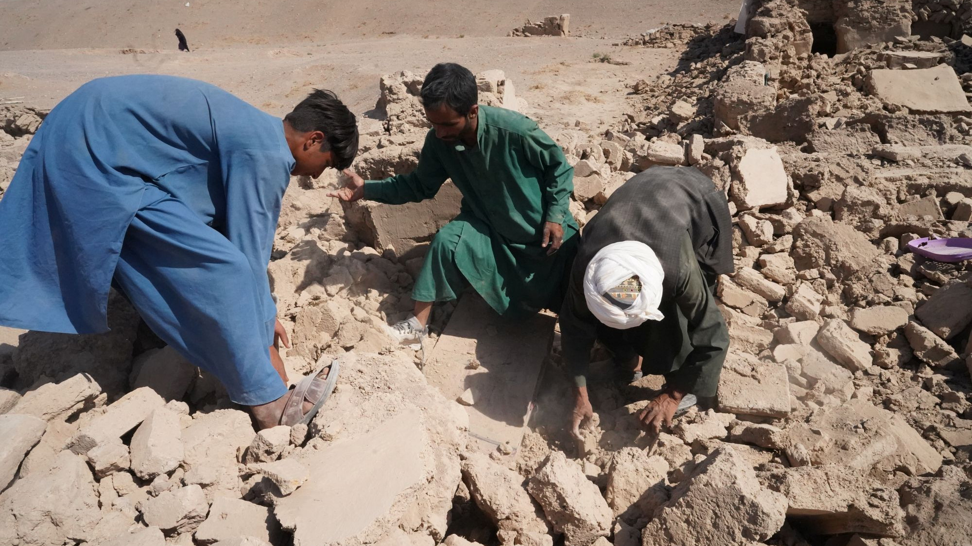 Männer bei Aufräumarbeiten nach Erdbeben in Afghanistan