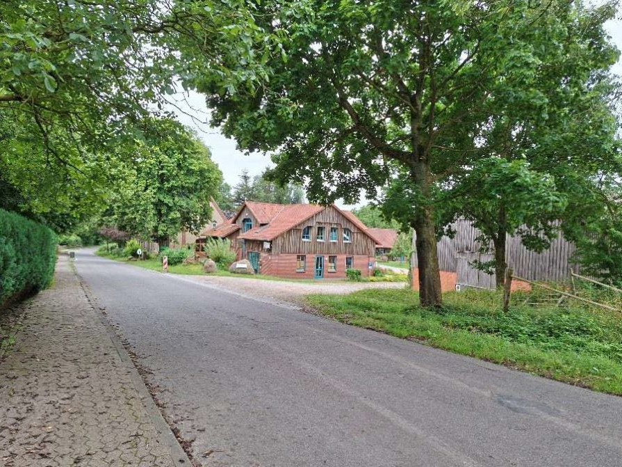 Holzhäuschen zwischen Bäumen