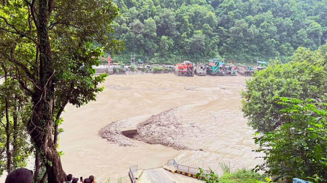 Wassermassen nach Sturzflut in Nepal