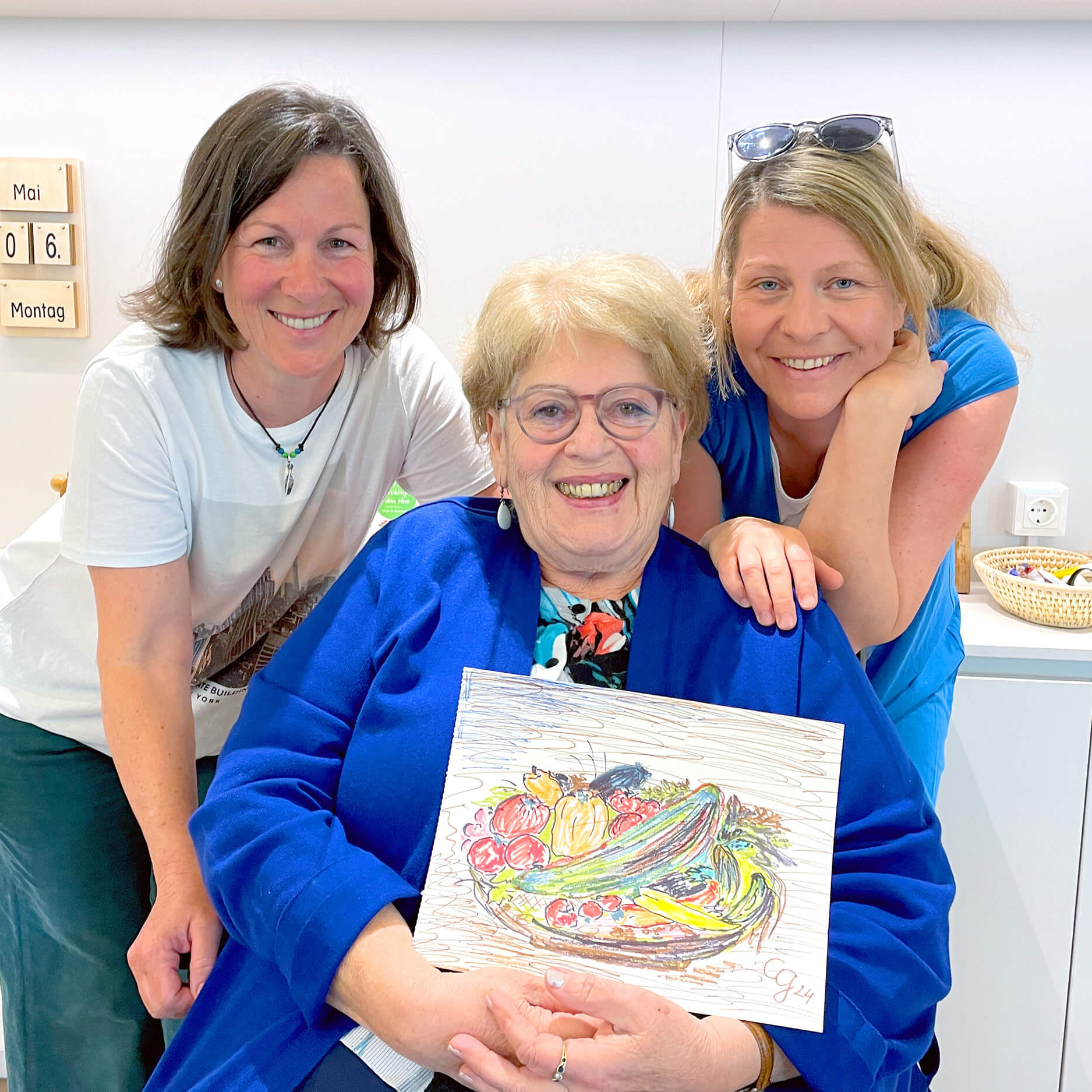 Drei Frauen, eine davon ist älter