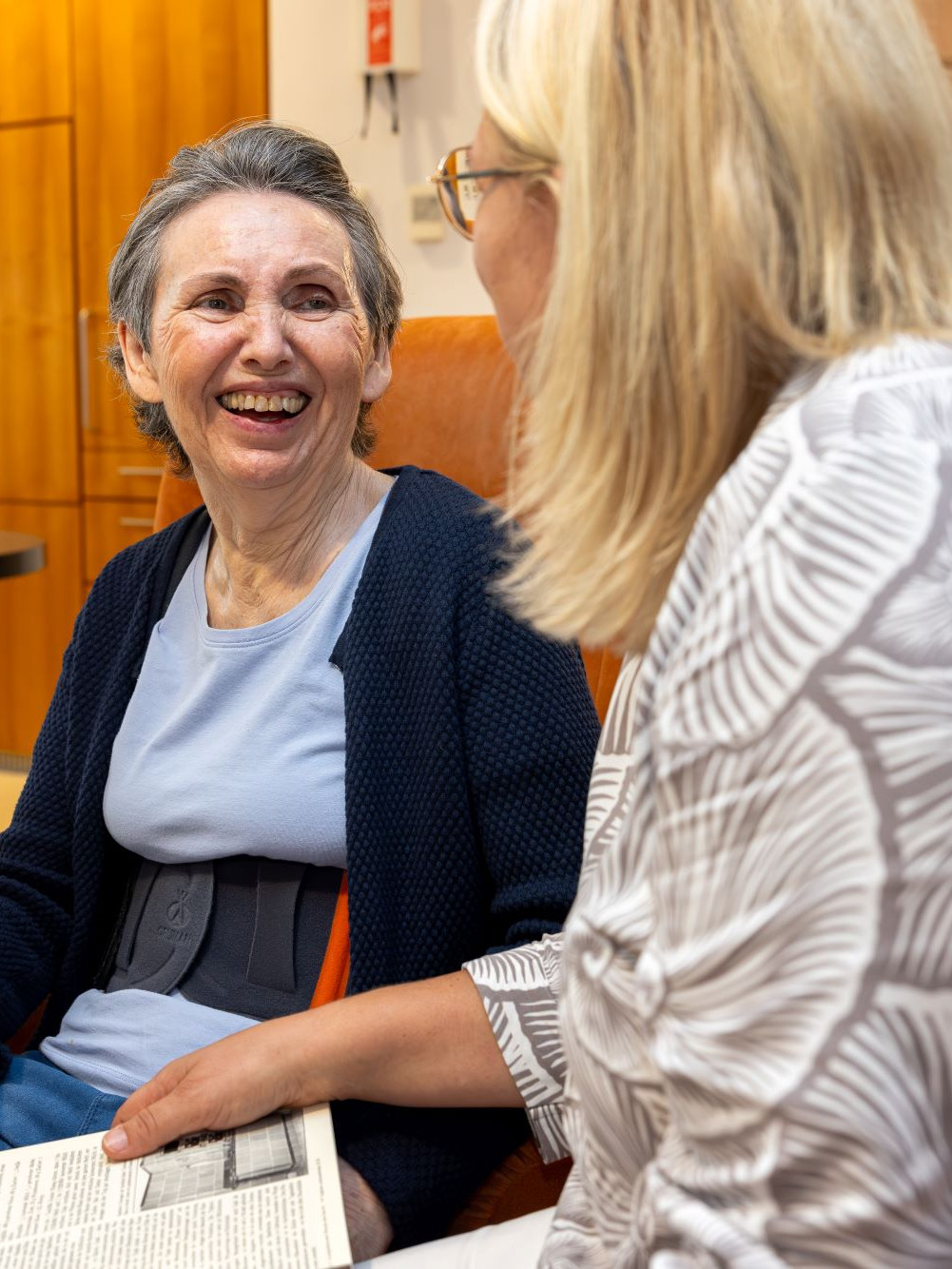 Zwei Damen im Gespräch in der Tagesbetreuung Wels