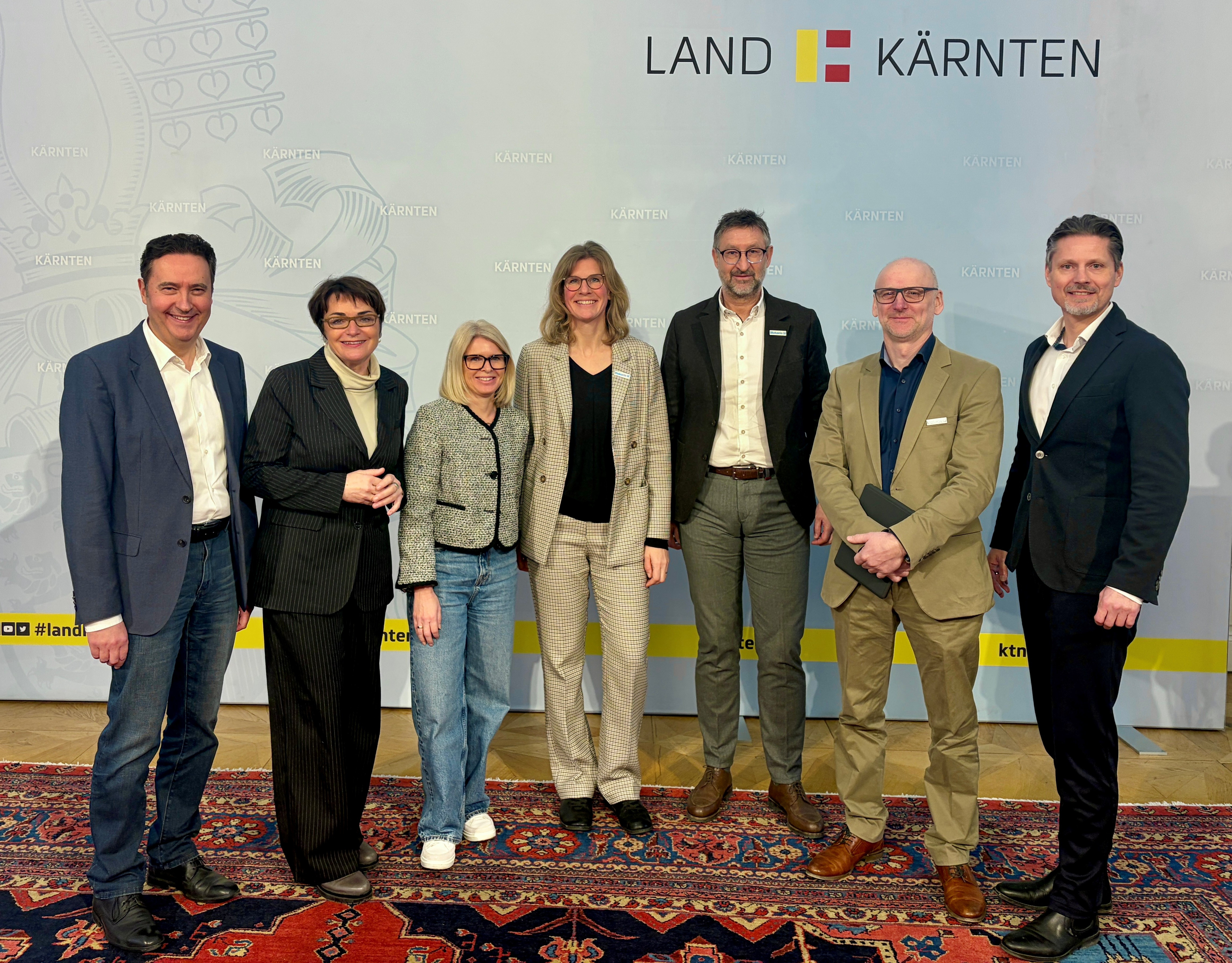 Personen am Foto v.l.n.r.: Georg Steiner, LR.in Beate Prettner, Andrea Klinglmair, Astrid Körner, Walter Pansi, Arnold Maier, Gernot Melischnigg