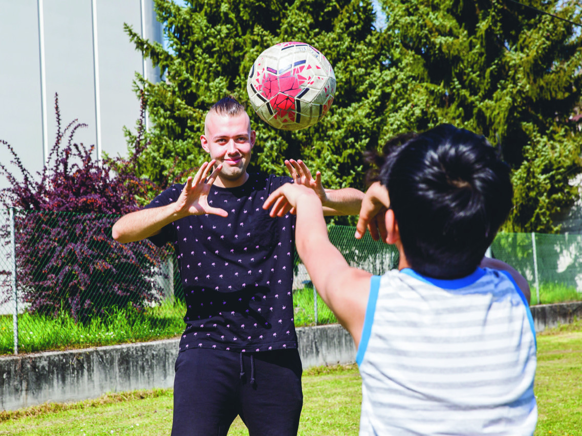 Simon ist als Zivildiener im Diakonie Zentrum Spattstraße im Einsatz.