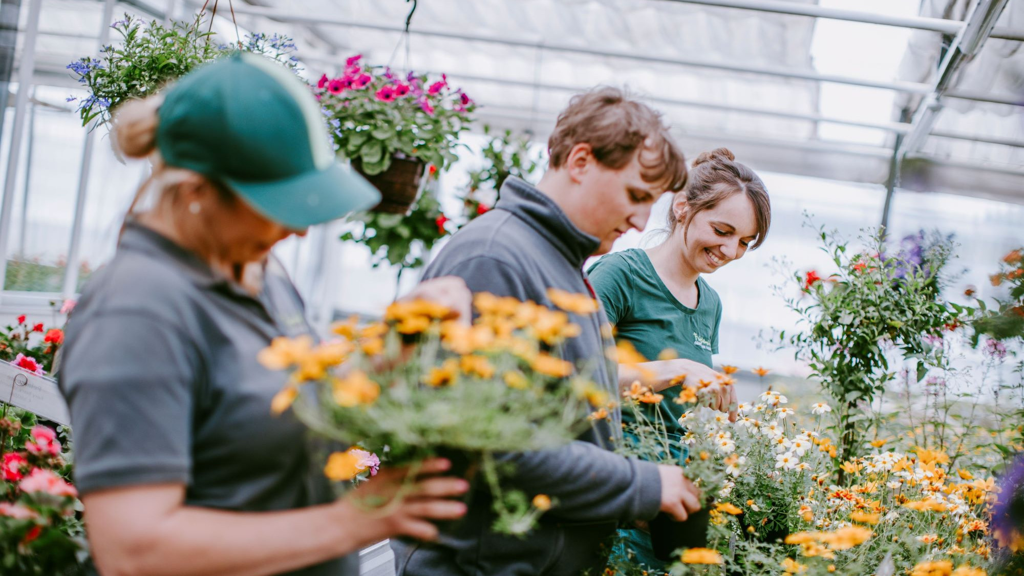 Mitarbeitende der Gärtnerei beim Zusammenstellen der Frühlingsblüher