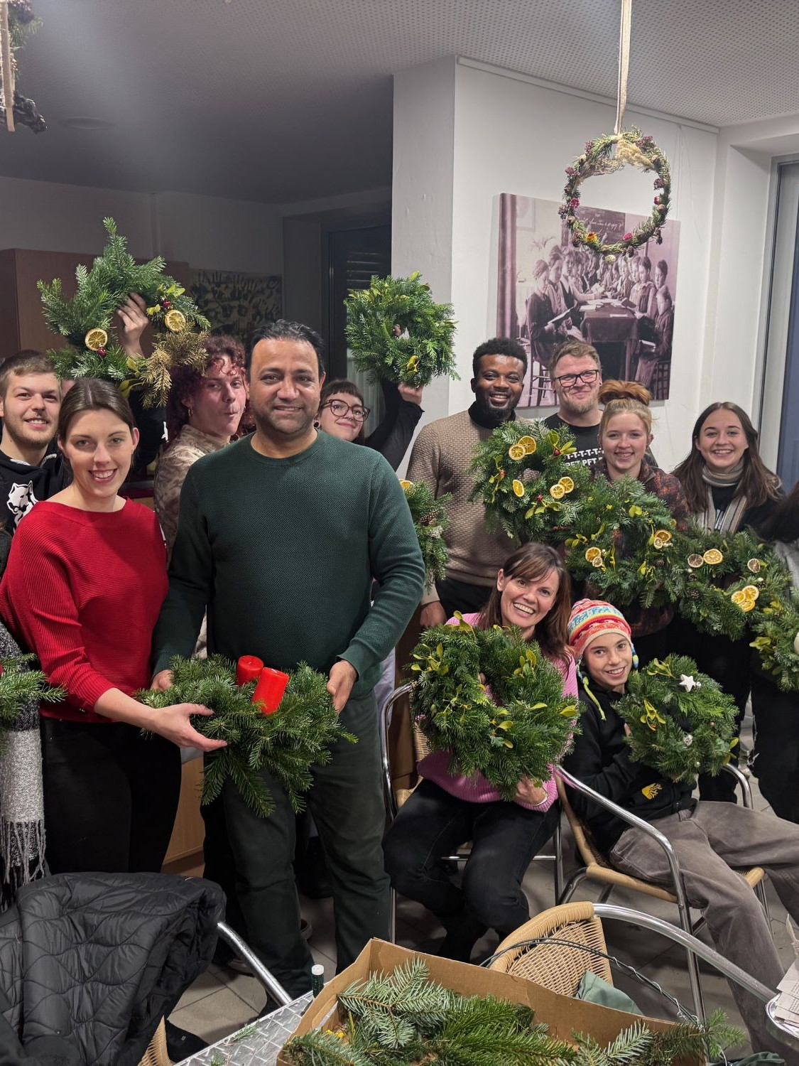 Gemeinsames Adventkranzbinden an der HLPS/SOB Gallneukirchen