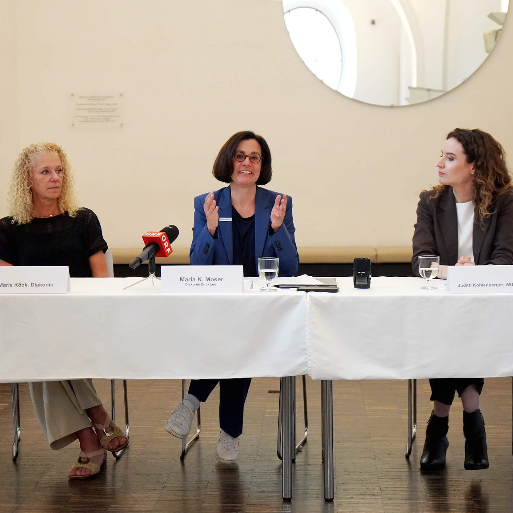 Maria Köck (Diakopnie), Maria Katharina Moser (Diakonie-Direktorin) und Judith Kohlenberger (WU-Wien) am Podium der Pressekonferenz
