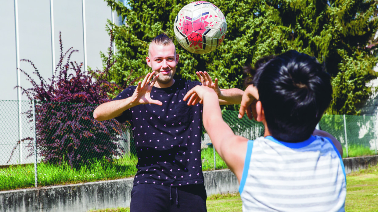 Simon ist als Zivildiener im Diakonie Zentrum Spattstraße im Einsatz.