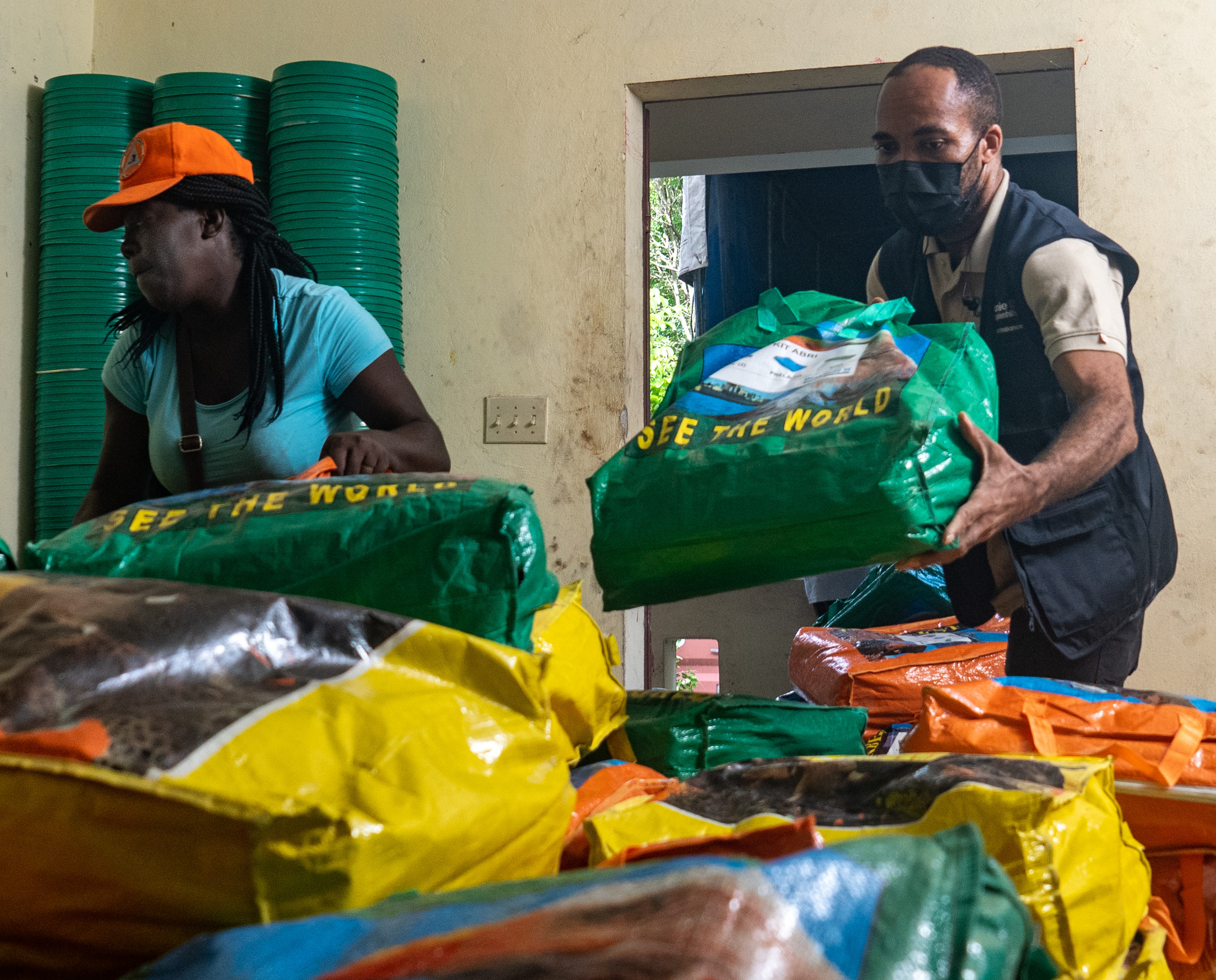 Ein Mitarbeiter der Diakonie Katastrophenhilfe bei der Verteilung von Hilfsgütern nach dem Erdbeben.