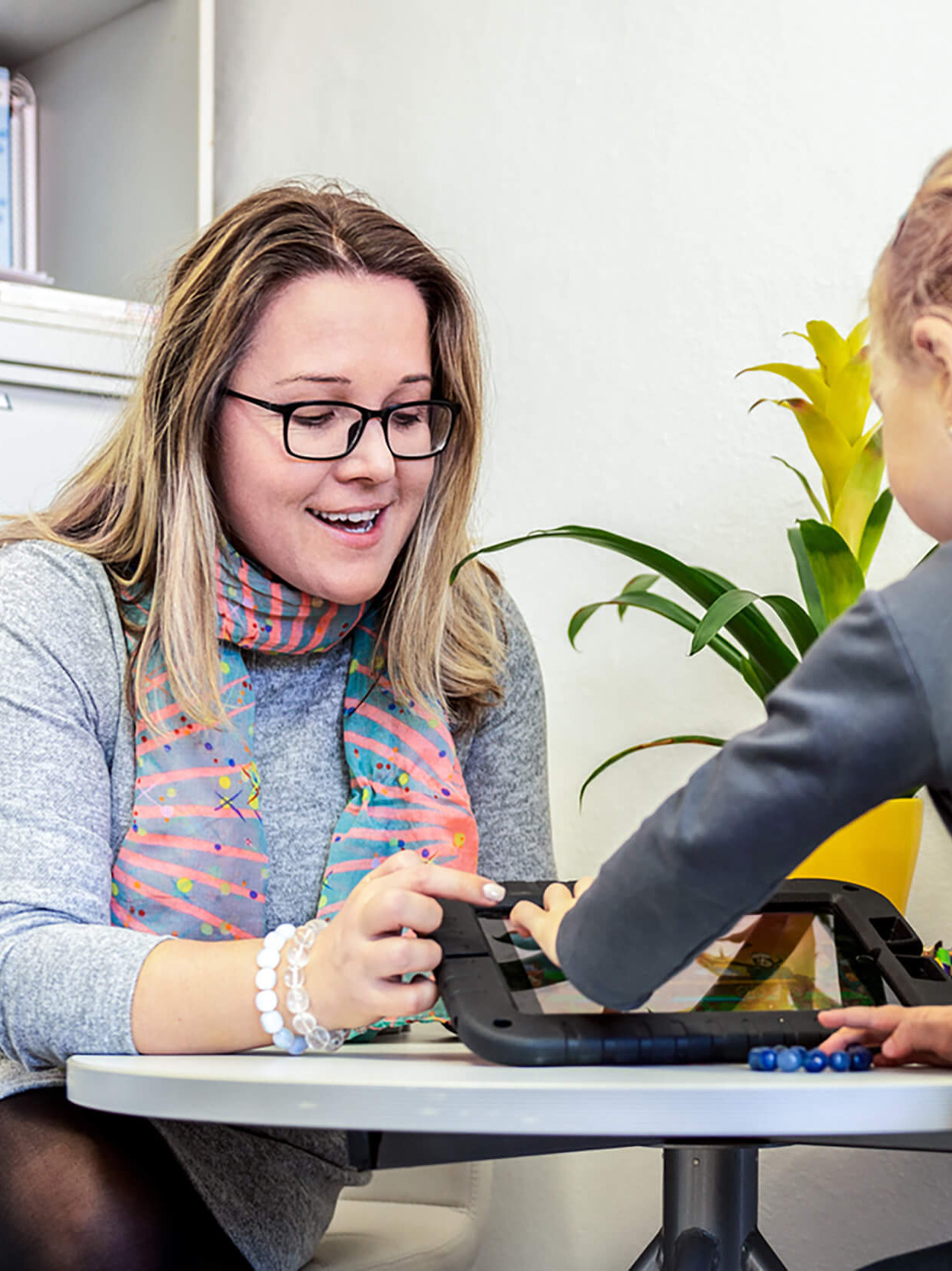 Ein Vater und ein Kind mit einer Frau