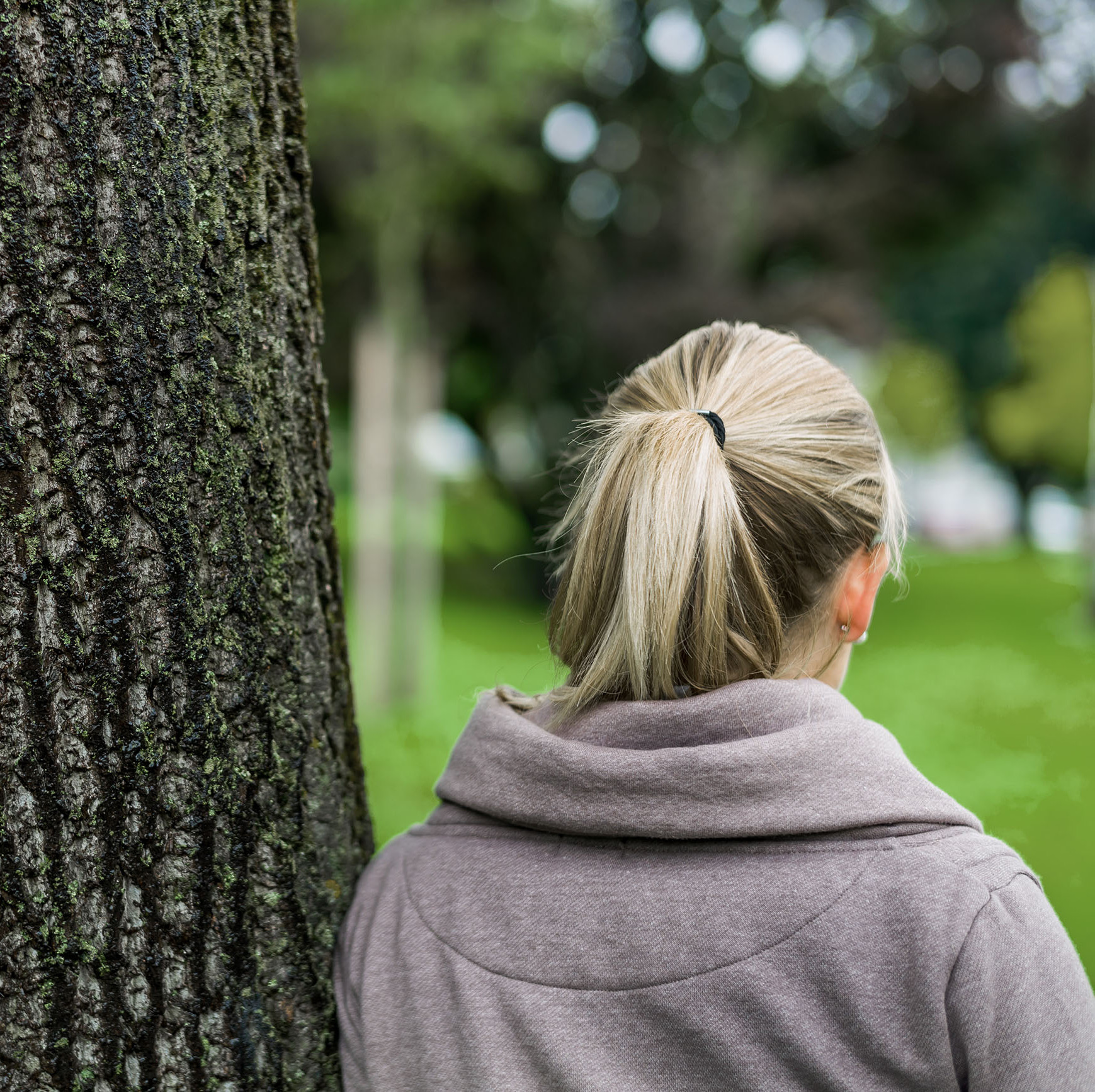 Eine Frau an einem Baum