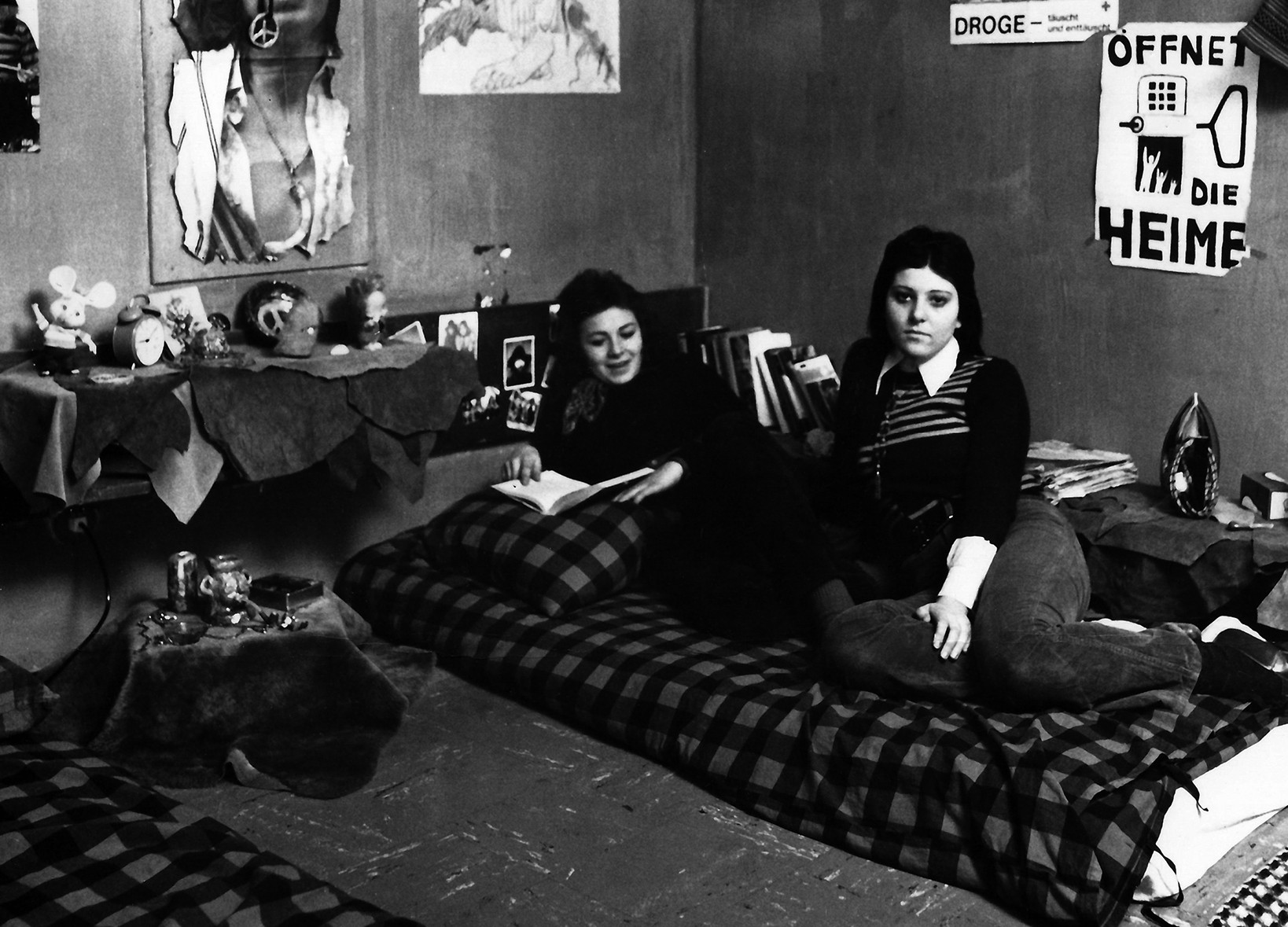 Fixe Regeln und größtmögliche Freiheit im persönlichen Ausdruck. Ein Zimmer einer Mädchenwohngruppe des Zentrums Spattstraße in den 1970er Jahren.