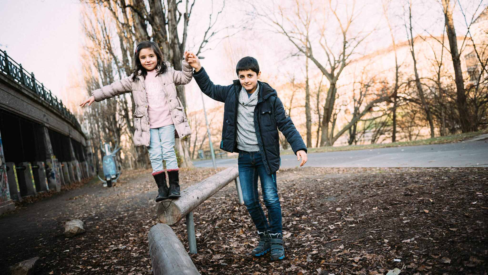 Zwei Kinder am Spielplatz