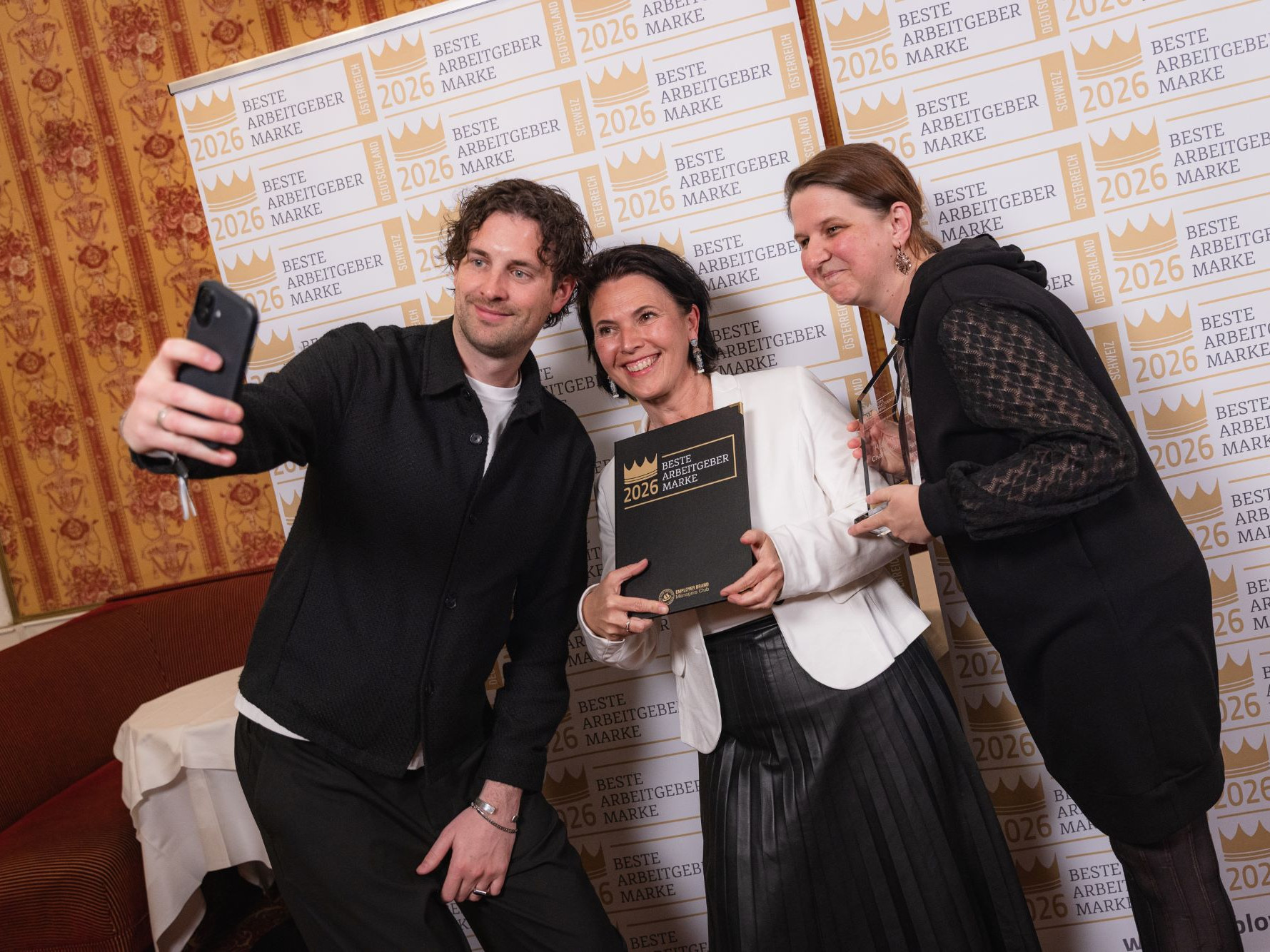 Drei Gewinner:innen des Employer Branding Awards machen ein Selfie